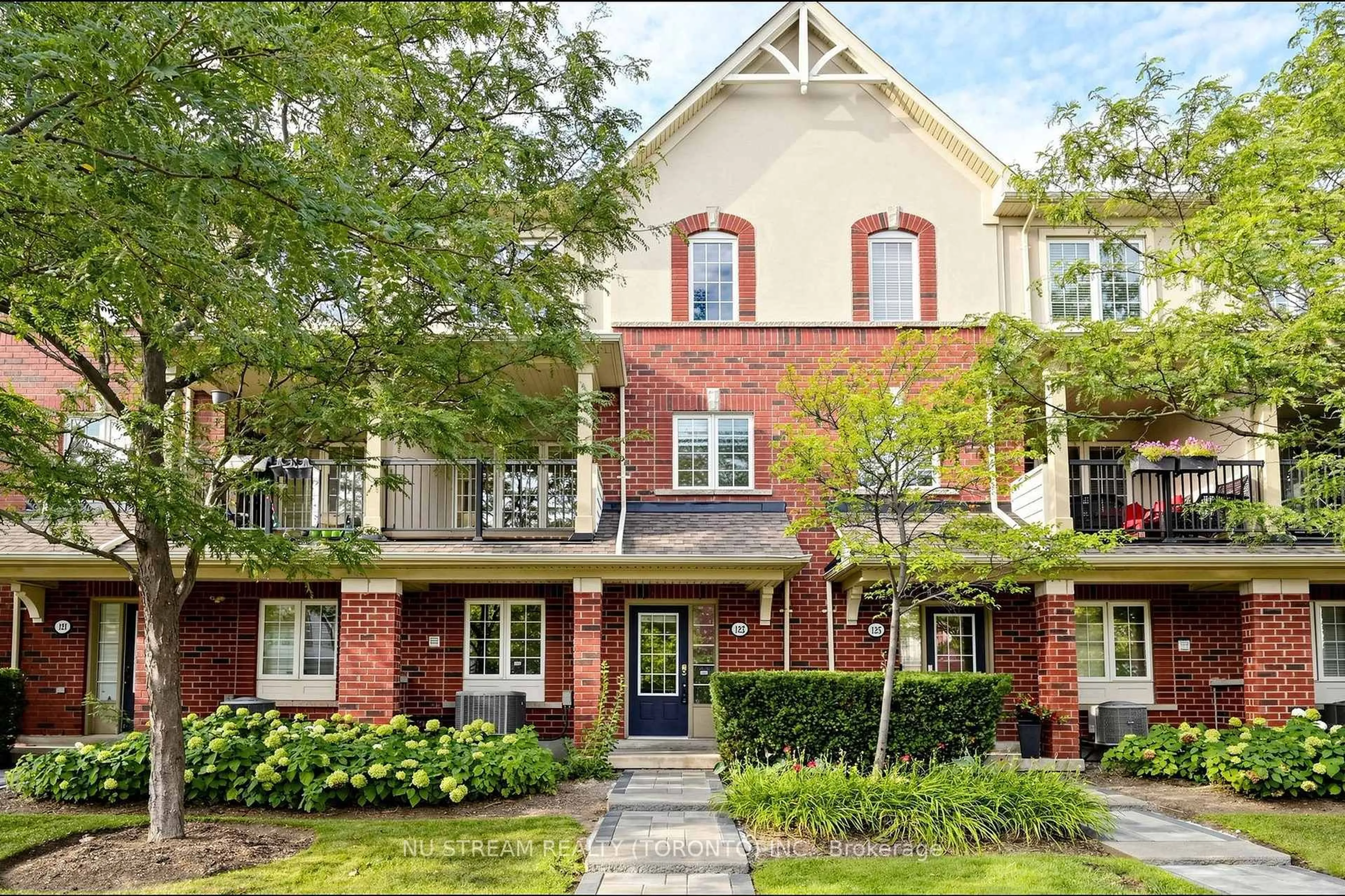 Home with brick exterior material, street for 123 Georgian Dr #15, Oakville Ontario L6H 0E7