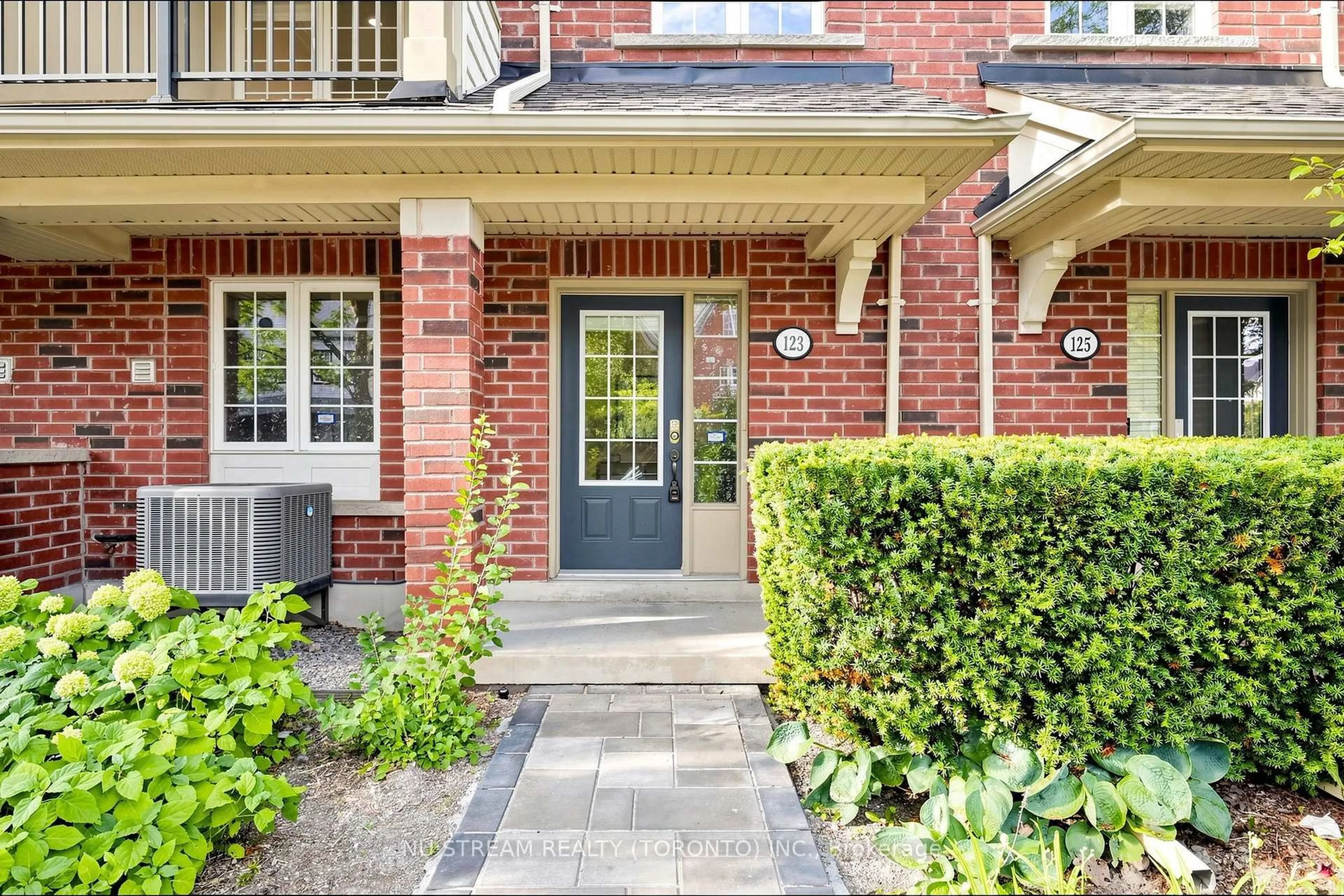 Home with brick exterior material, street for 123 Georgian Dr #15, Oakville Ontario L6H 0E7