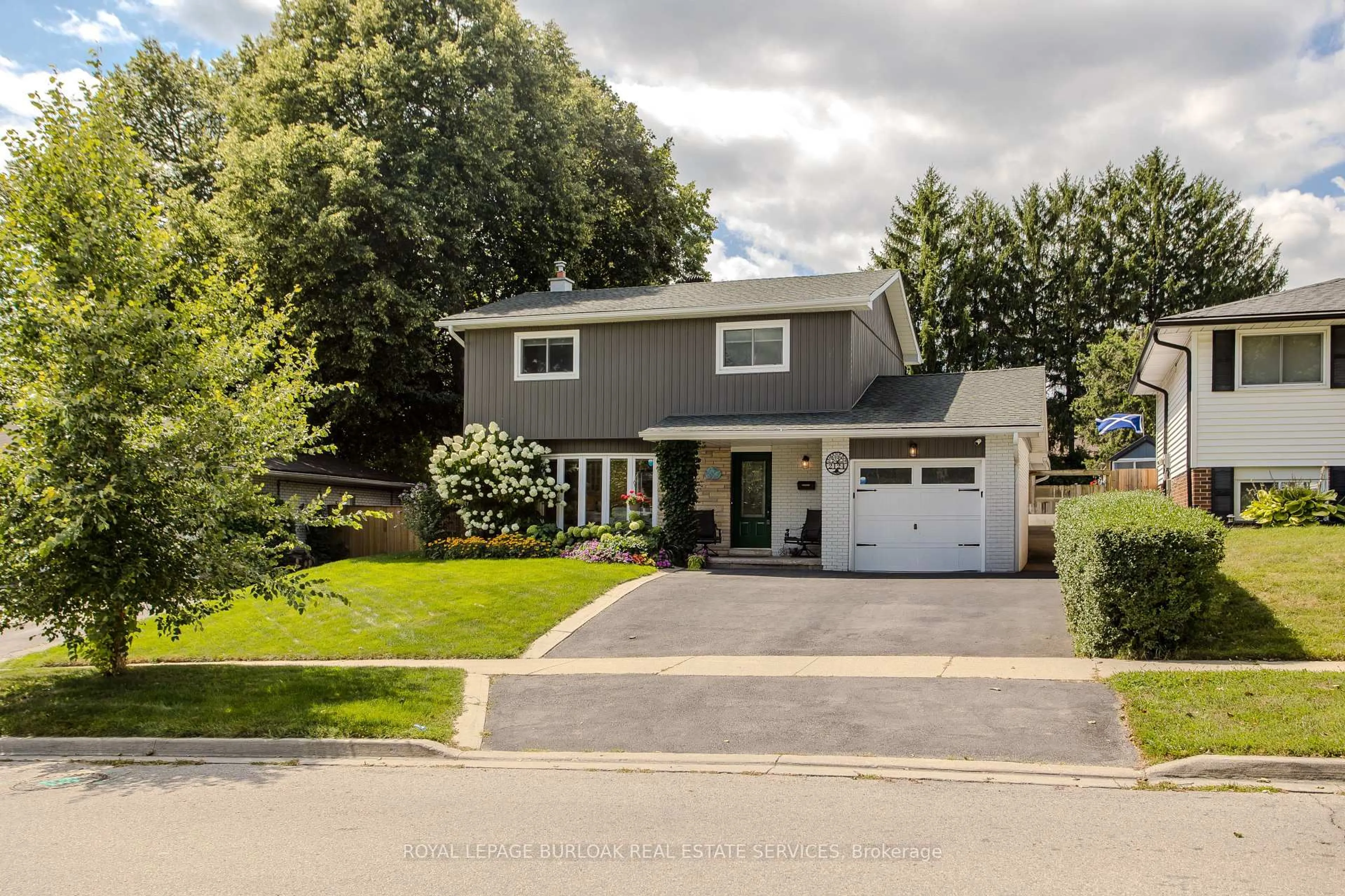 Home with vinyl exterior material, street for 2124 Sandringham Dr, Burlington Ontario L7P 1L9