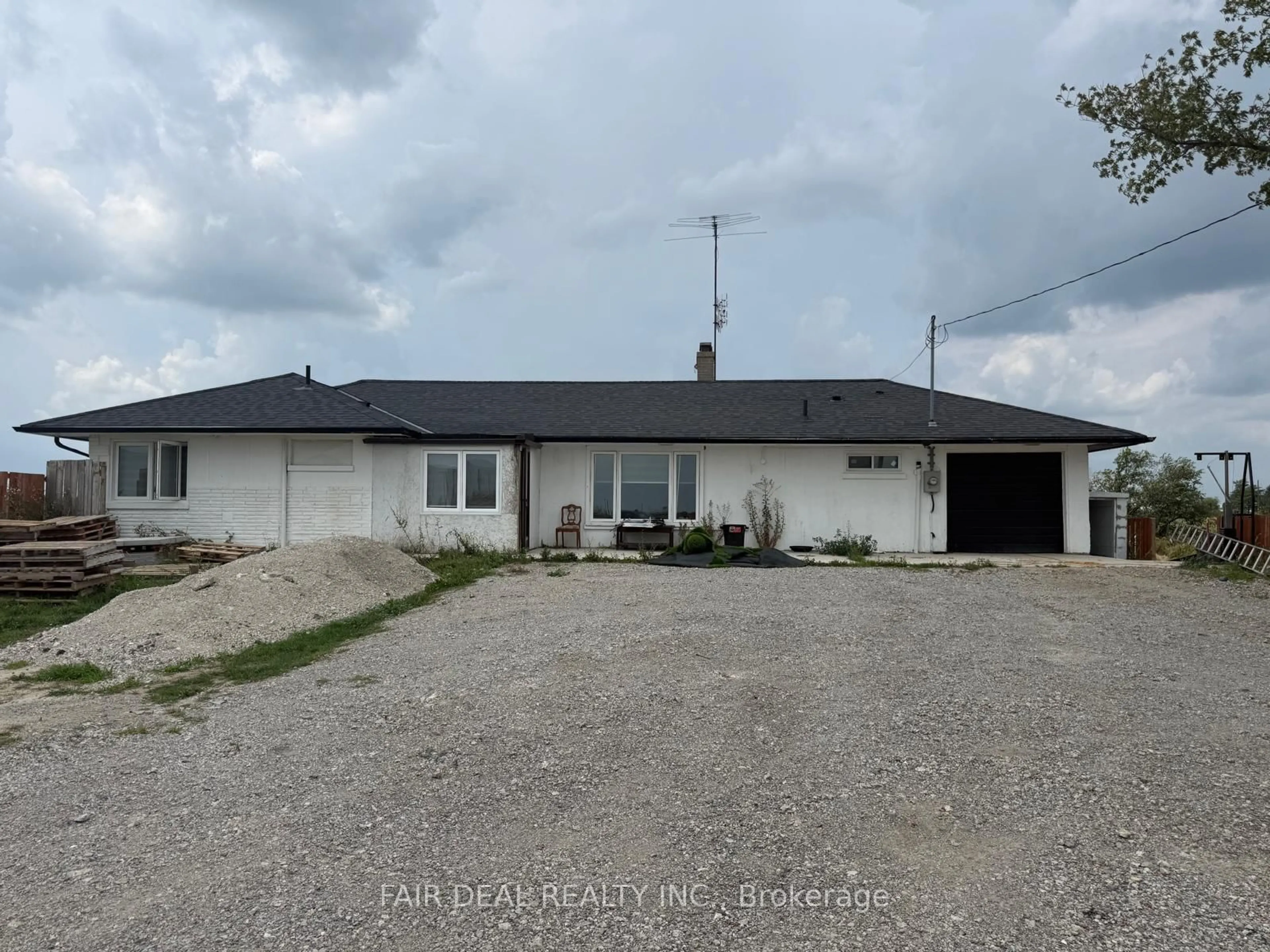 A pic from outside/outdoor area/front of a property/back of a property/a pic from drone, building for 5444 Countryside Dr, Brampton Ontario L6P 0T8