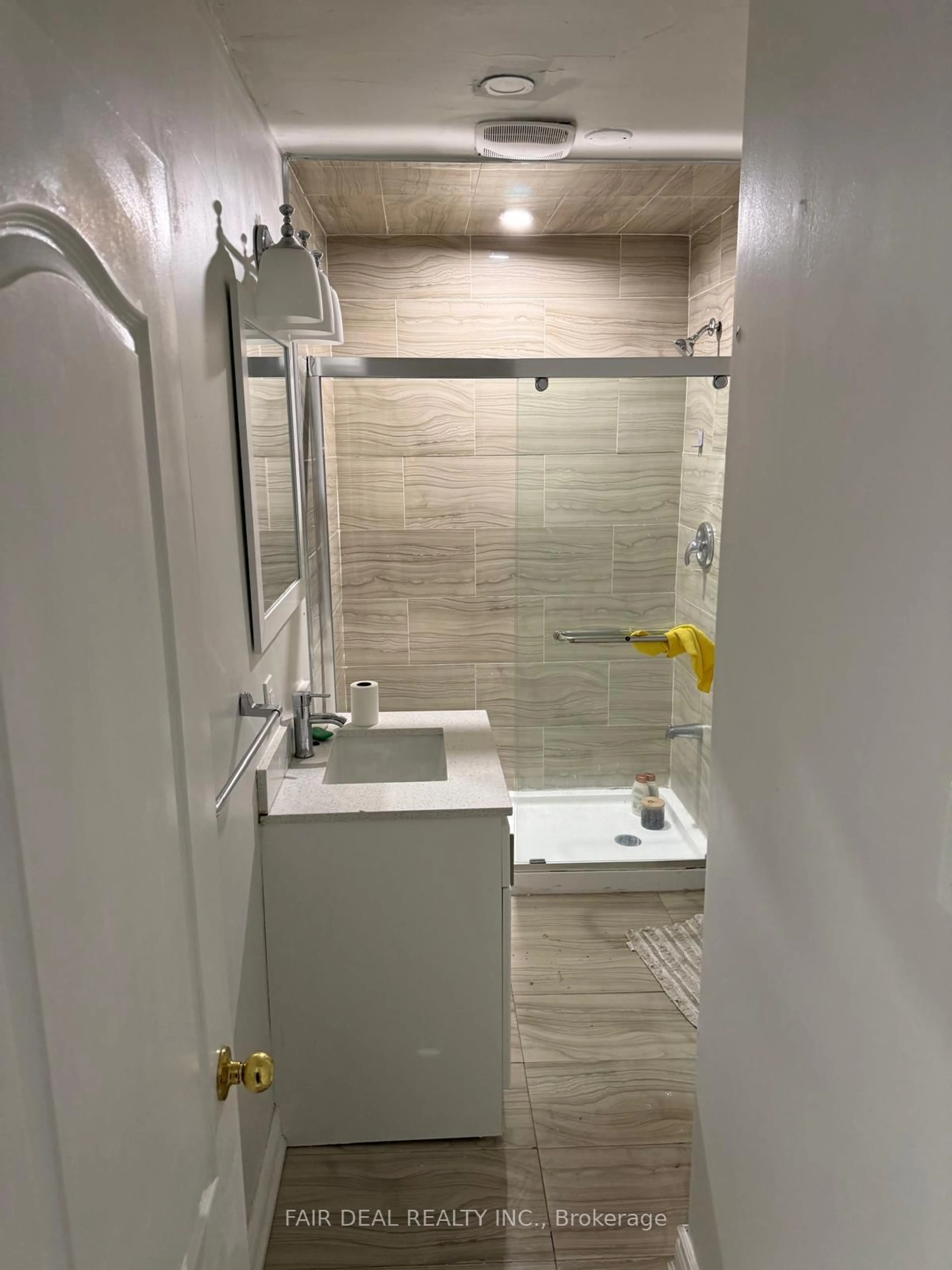 Standard bathroom, ceramic/tile floor for 5444 Countryside Dr, Brampton Ontario L6P 0T8