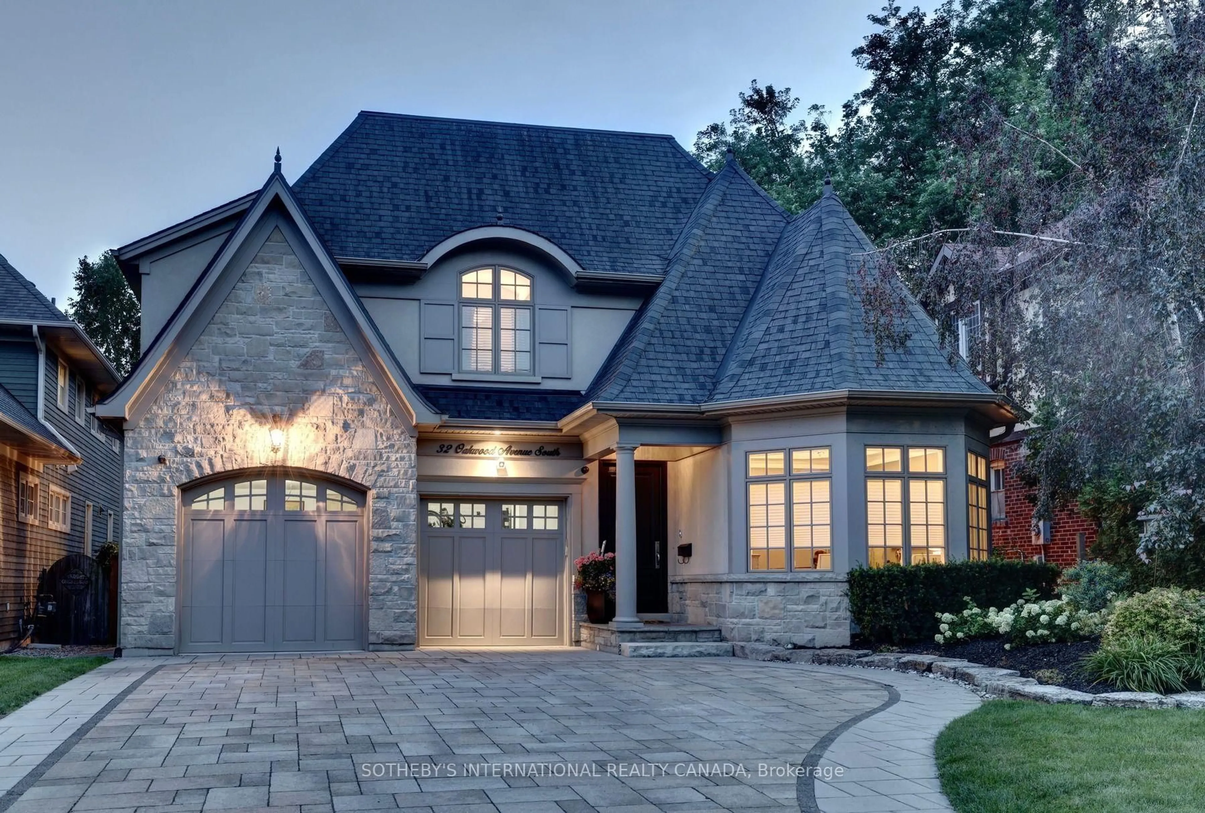 Home with brick exterior material, street for 32 Oakwood Ave, Mississauga Ontario L5G 3L3