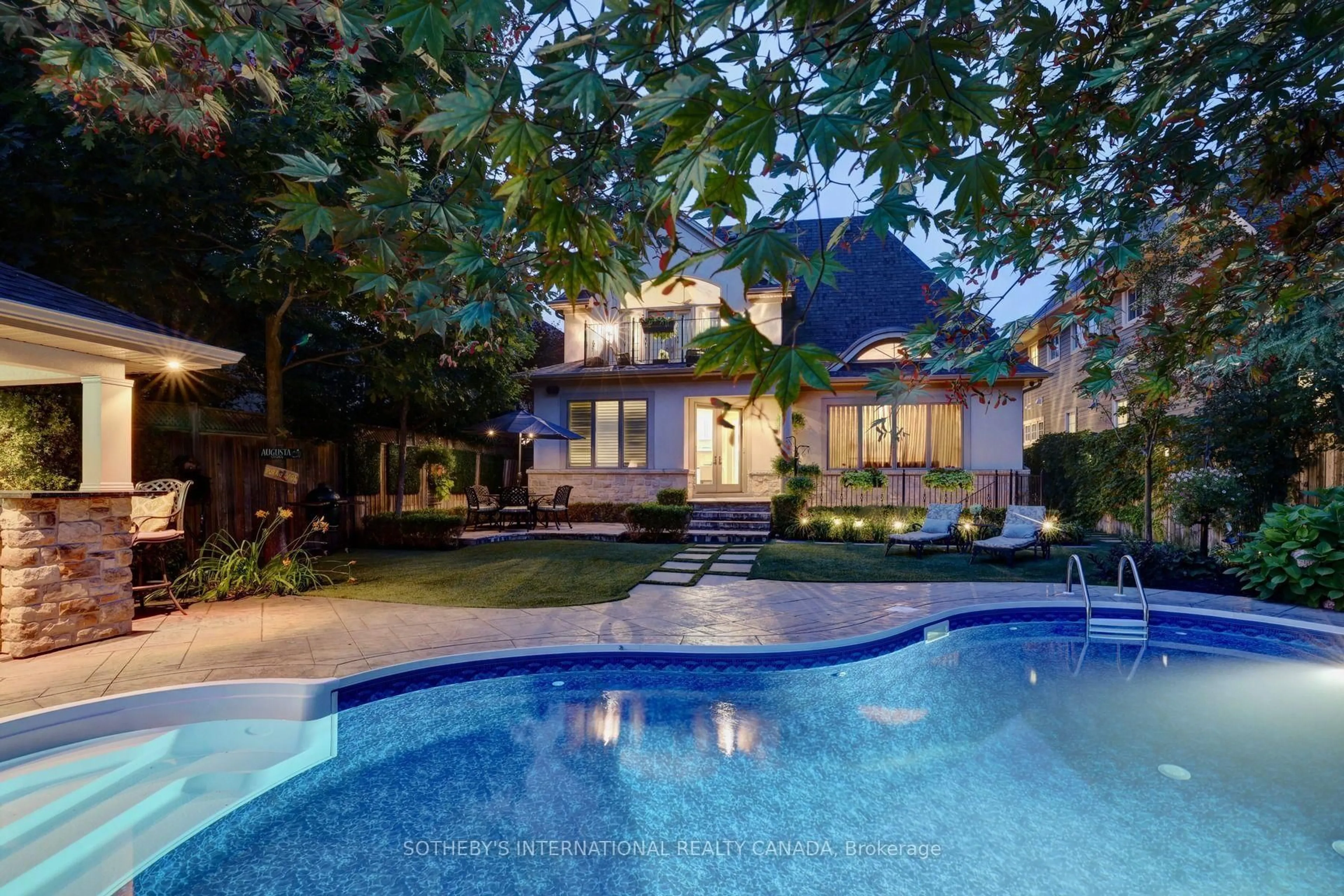 Pool for 32 Oakwood Ave, Mississauga Ontario L5G 3L3