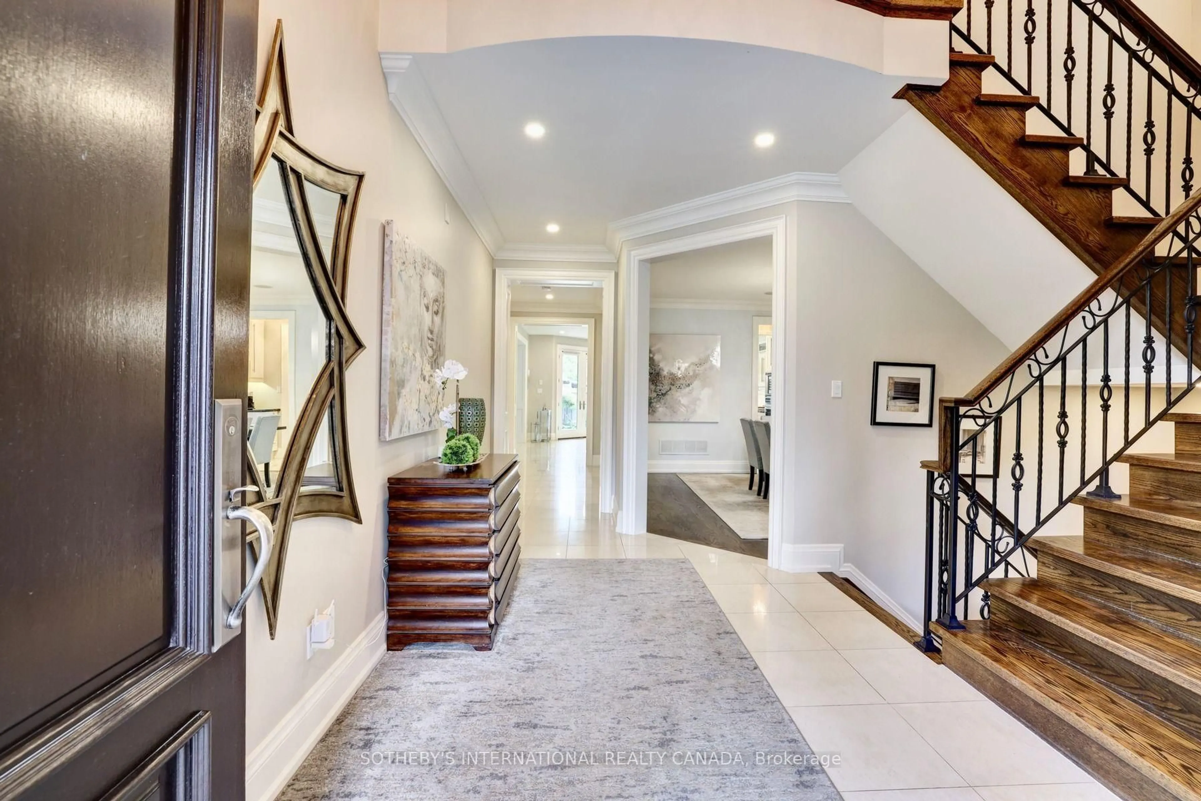 Indoor entryway for 32 Oakwood Ave, Mississauga Ontario L5G 3L3