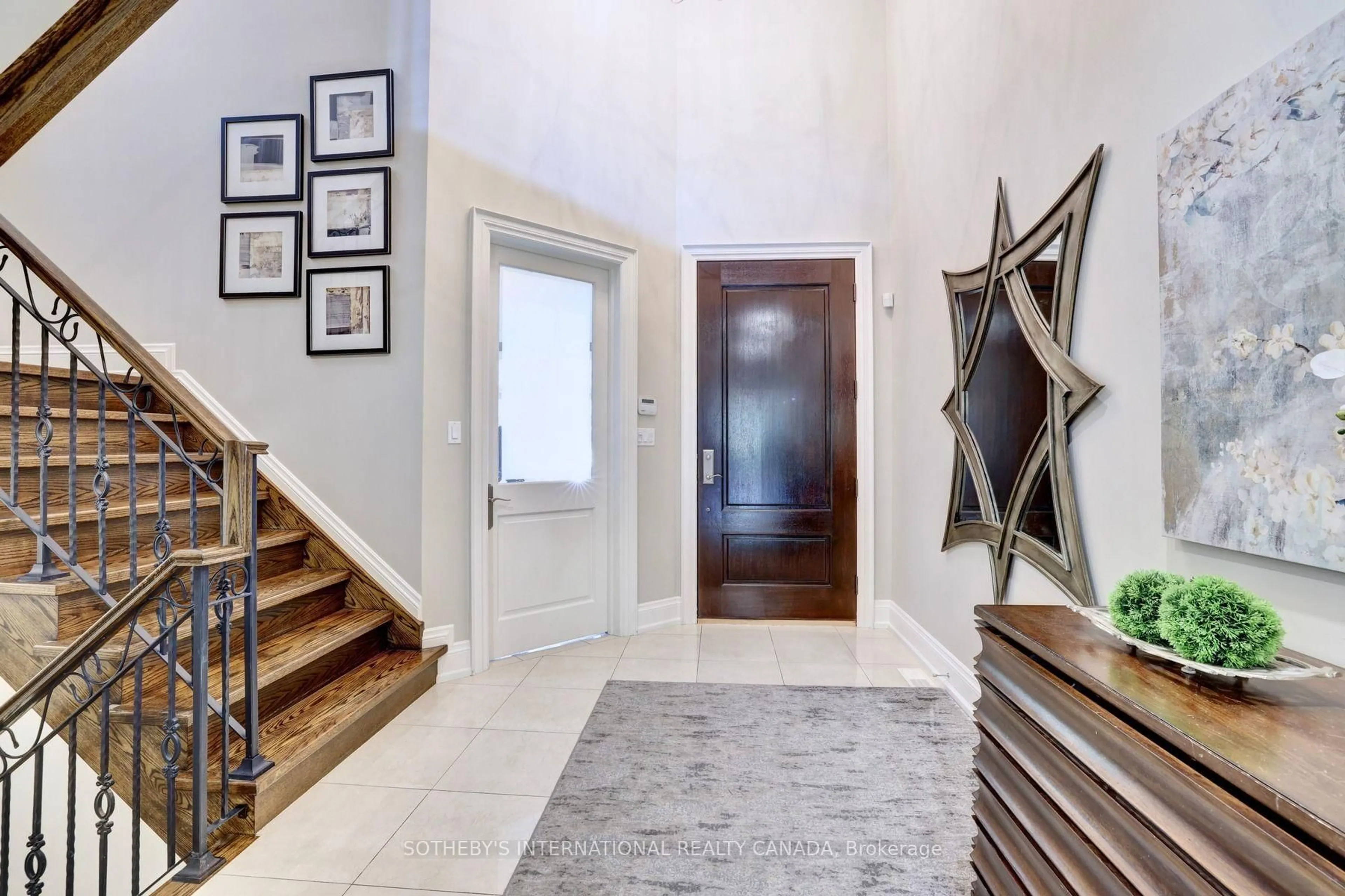 Indoor entryway for 32 Oakwood Ave, Mississauga Ontario L5G 3L3