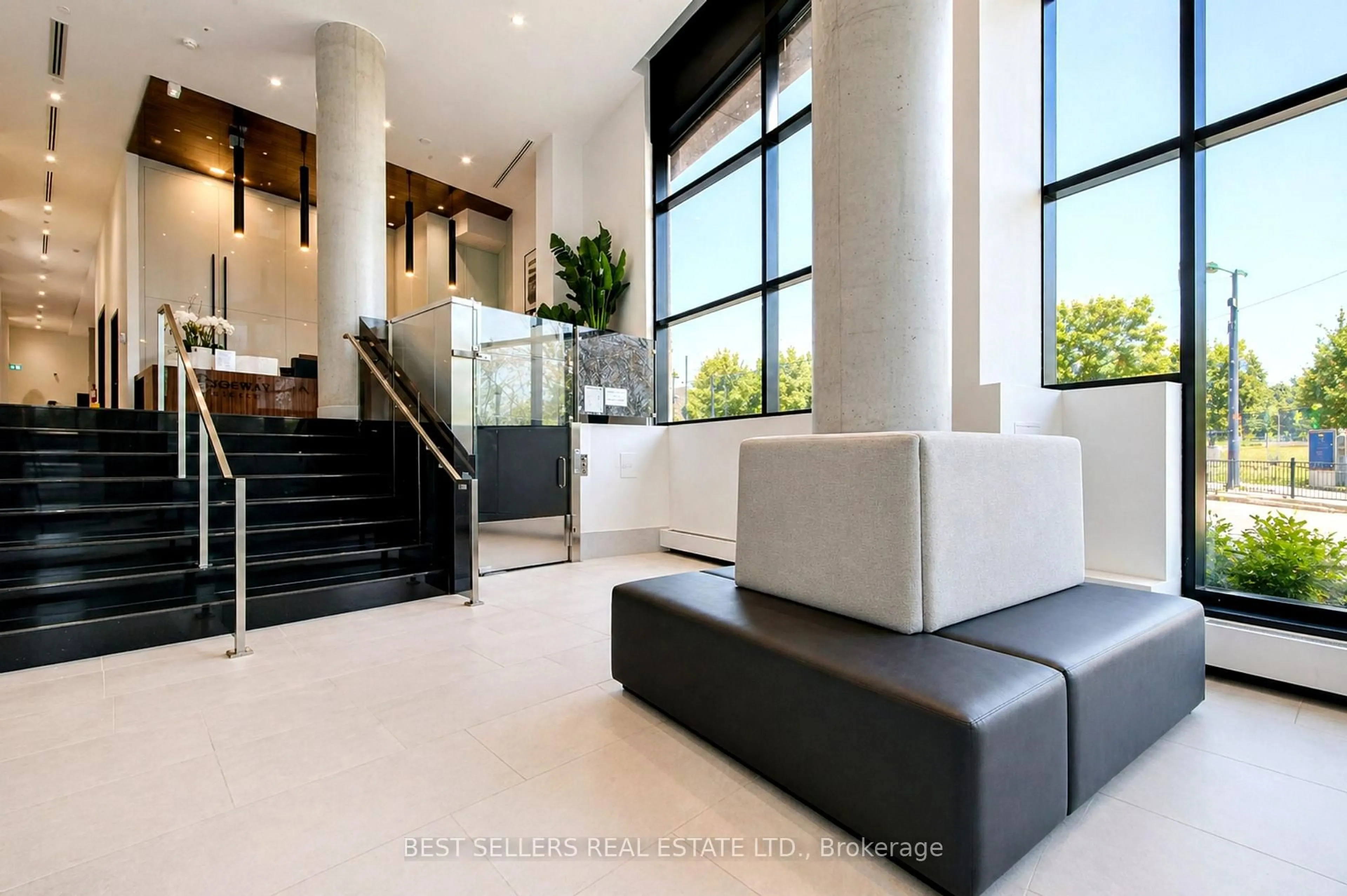 Indoor foyer for 160 Kingsway Cres #611, Toronto Ontario M8X 2S4