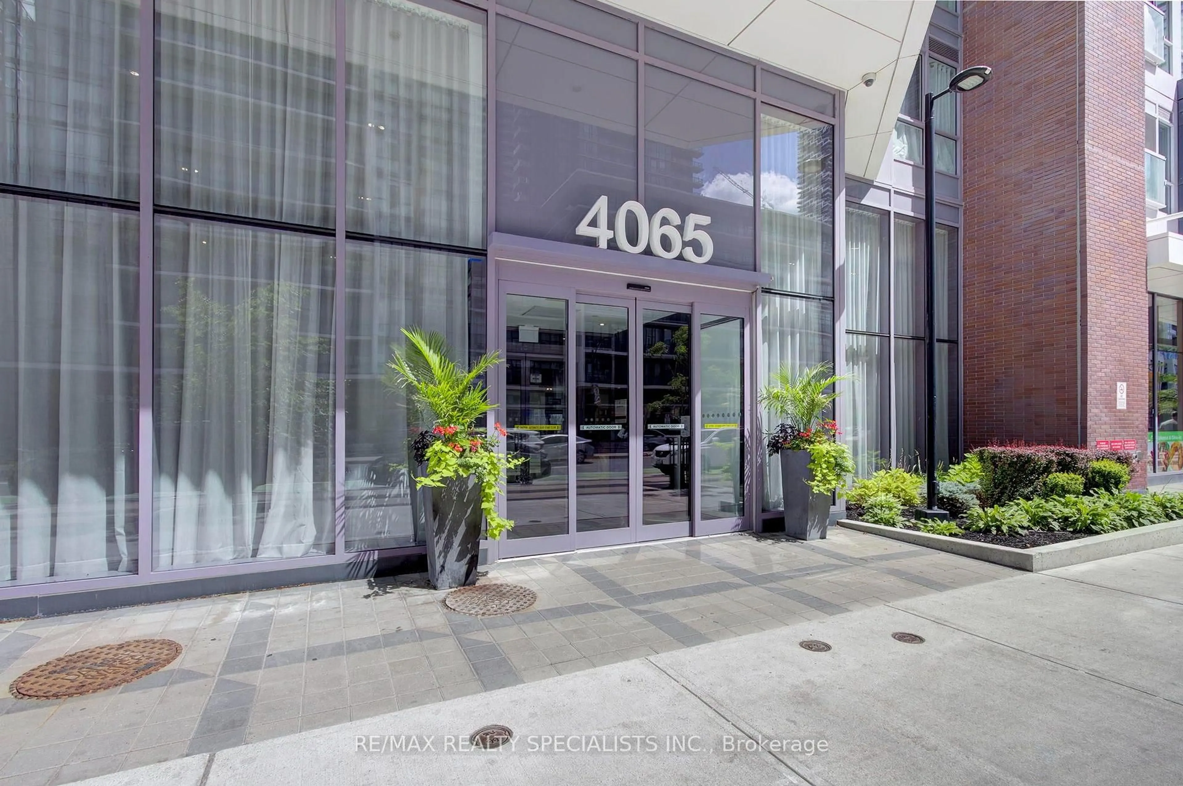 Indoor foyer for 4065 Confederation Pkwy #1611, Mississauga Ontario L5B 0L4
