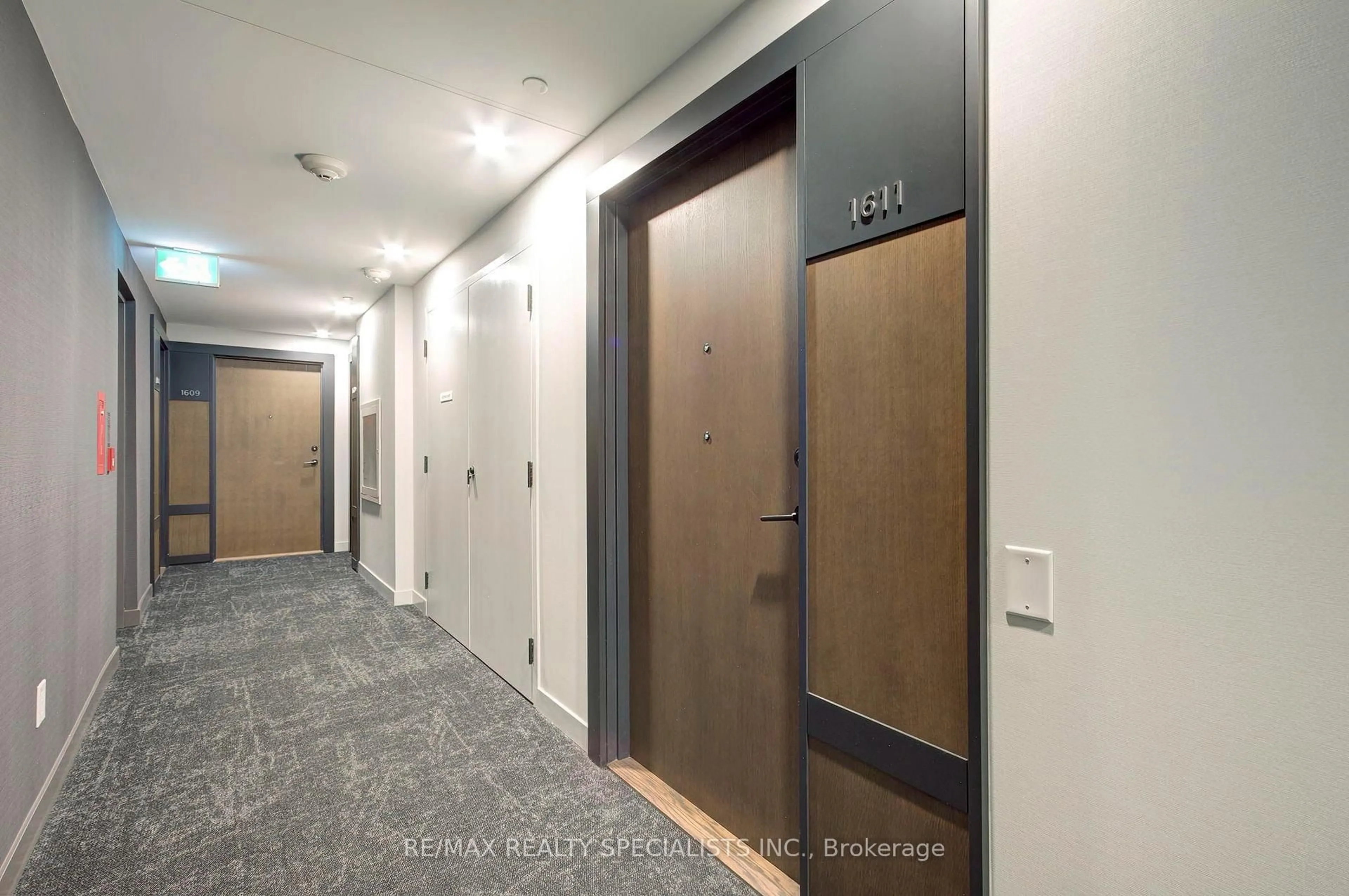 Indoor foyer for 4065 Confederation Pkwy #1611, Mississauga Ontario L5B 0L4