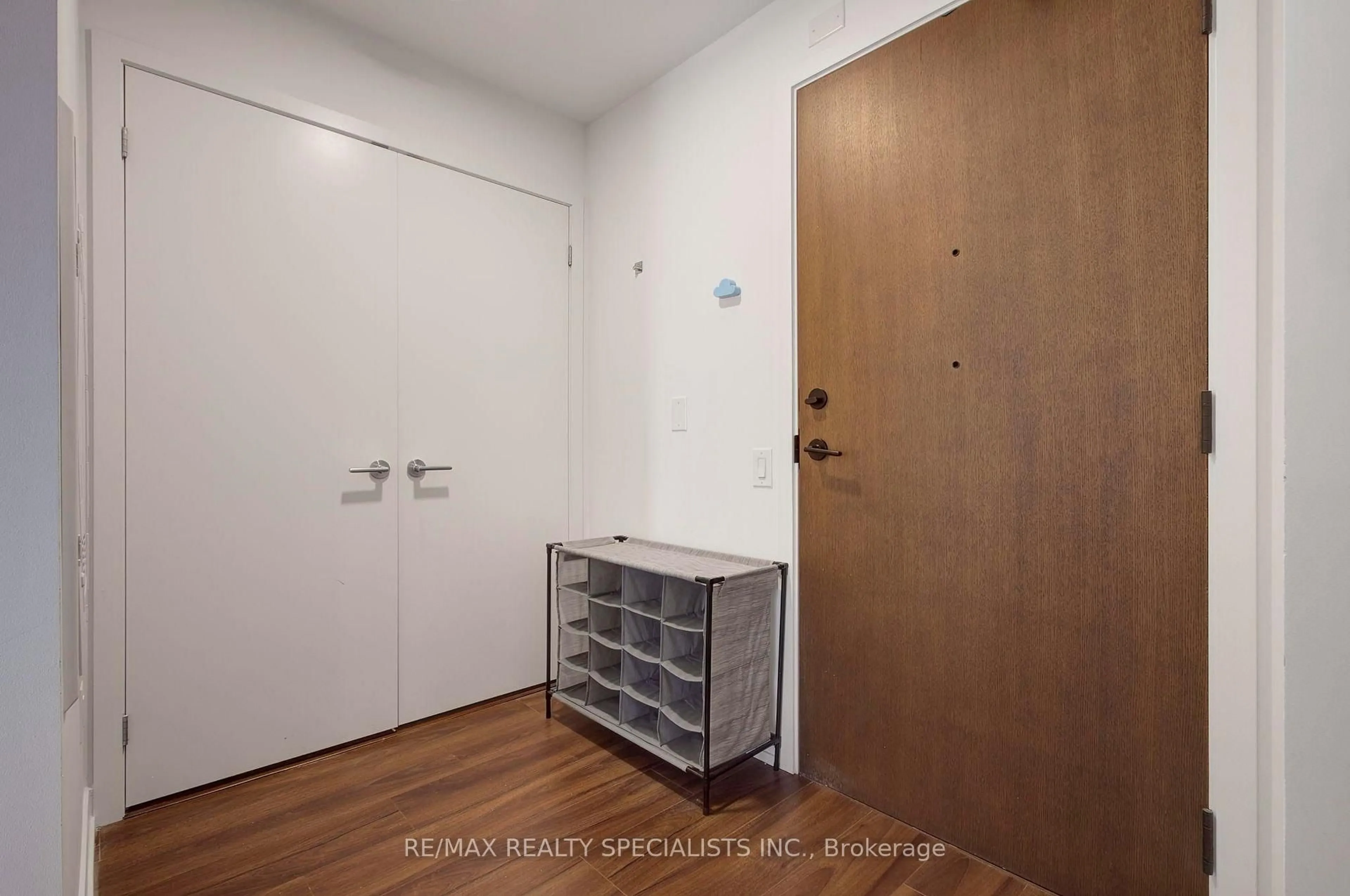 Indoor entryway for 4065 Confederation Pkwy #1611, Mississauga Ontario L5B 0L4