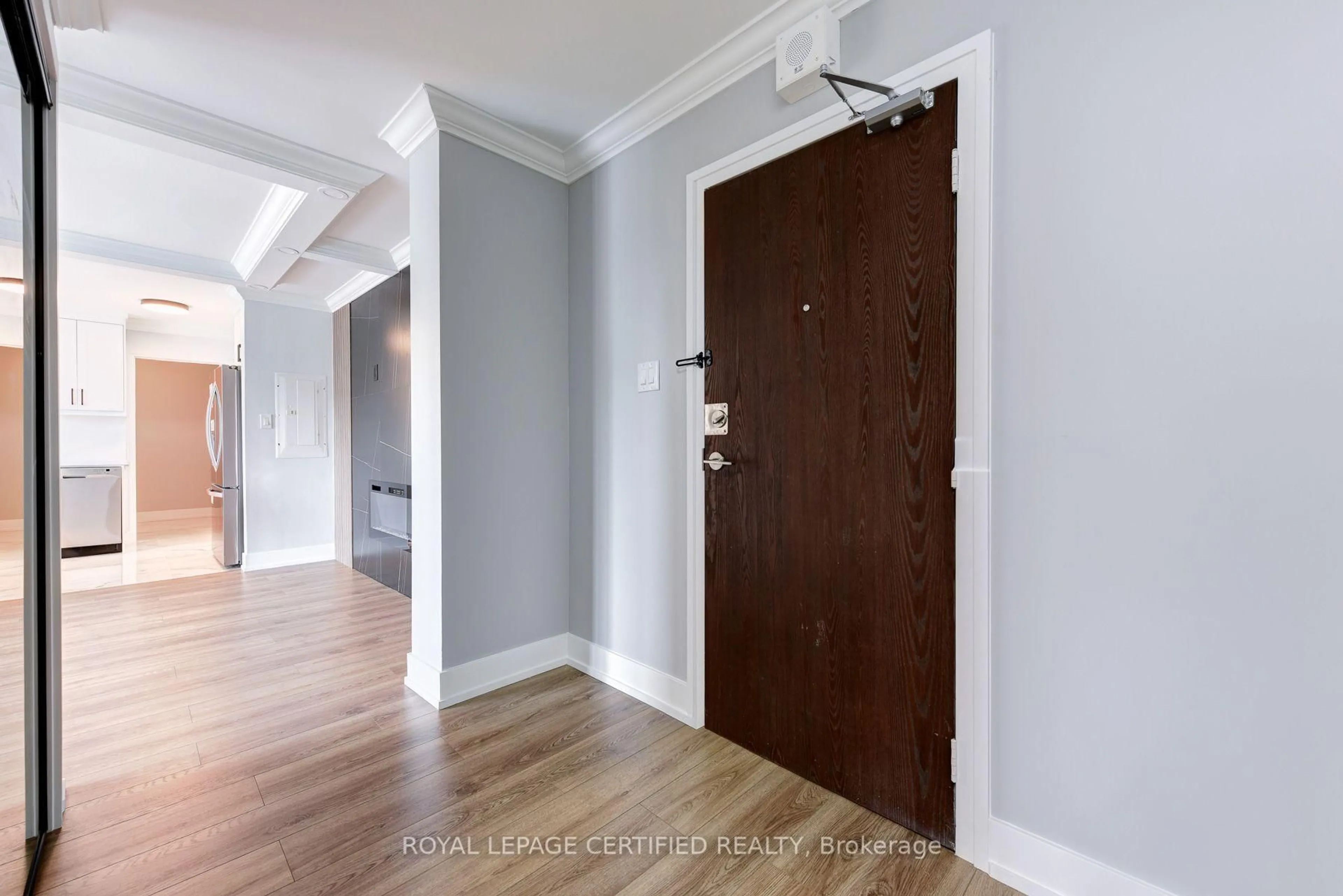 Indoor entryway for 3170 Kirwin Ave #301, Mississauga Ontario L5A 3R1