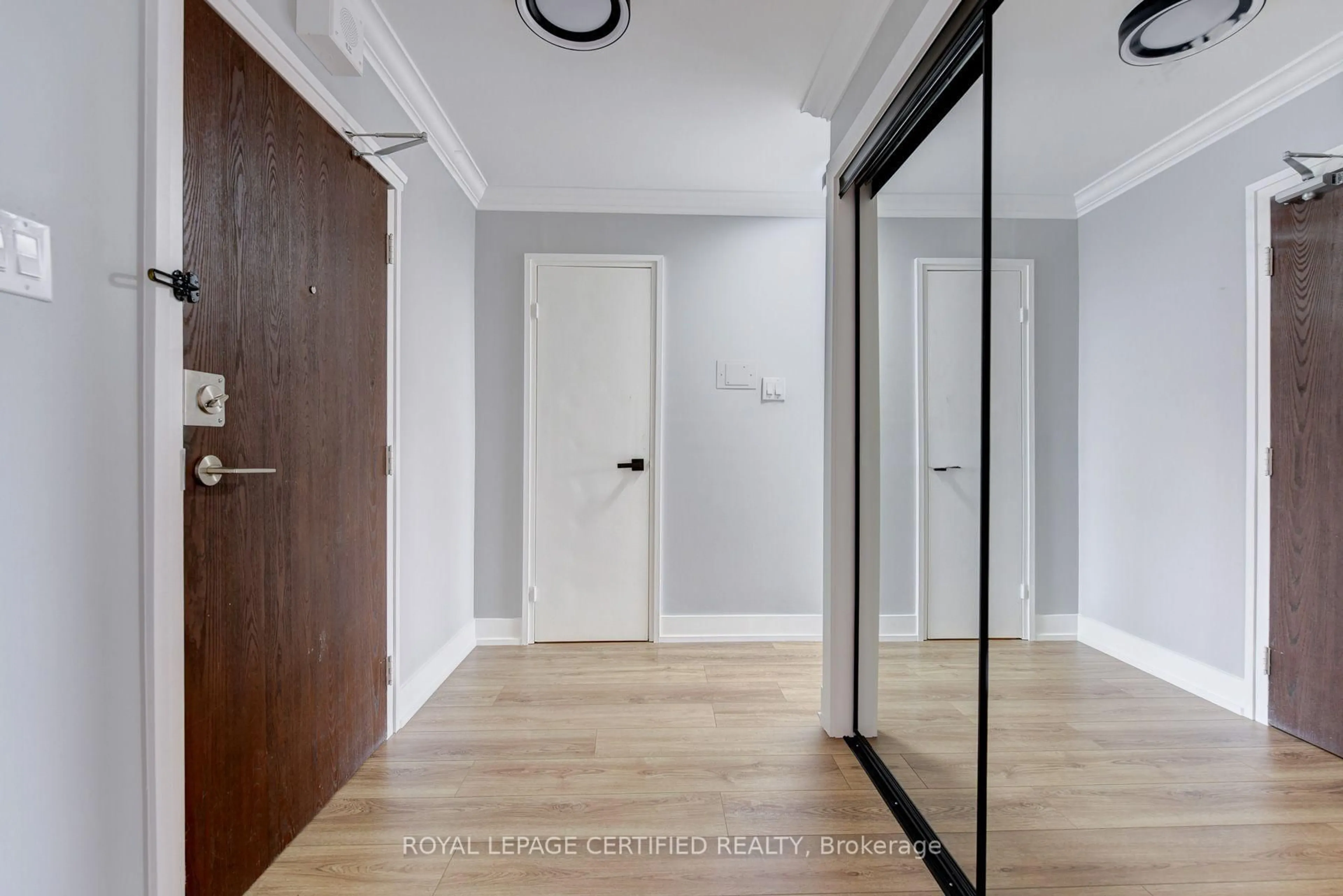 Indoor entryway for 3170 Kirwin Ave #301, Mississauga Ontario L5A 3R1