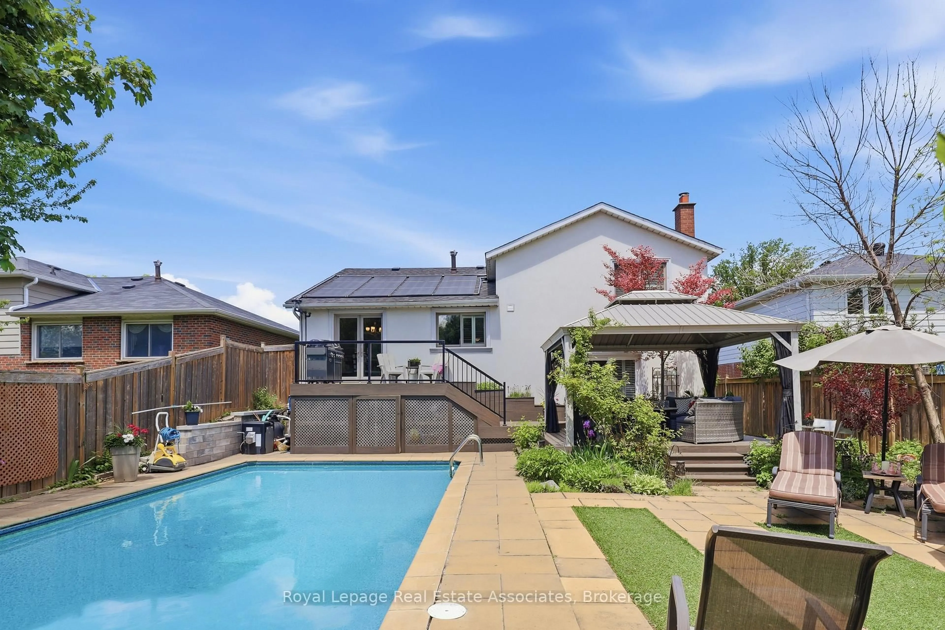 A pic from outside/outdoor area/front of a property/back of a property/a pic from drone, street for 2580 Homelands Dr, Mississauga Ontario L5K 1H6