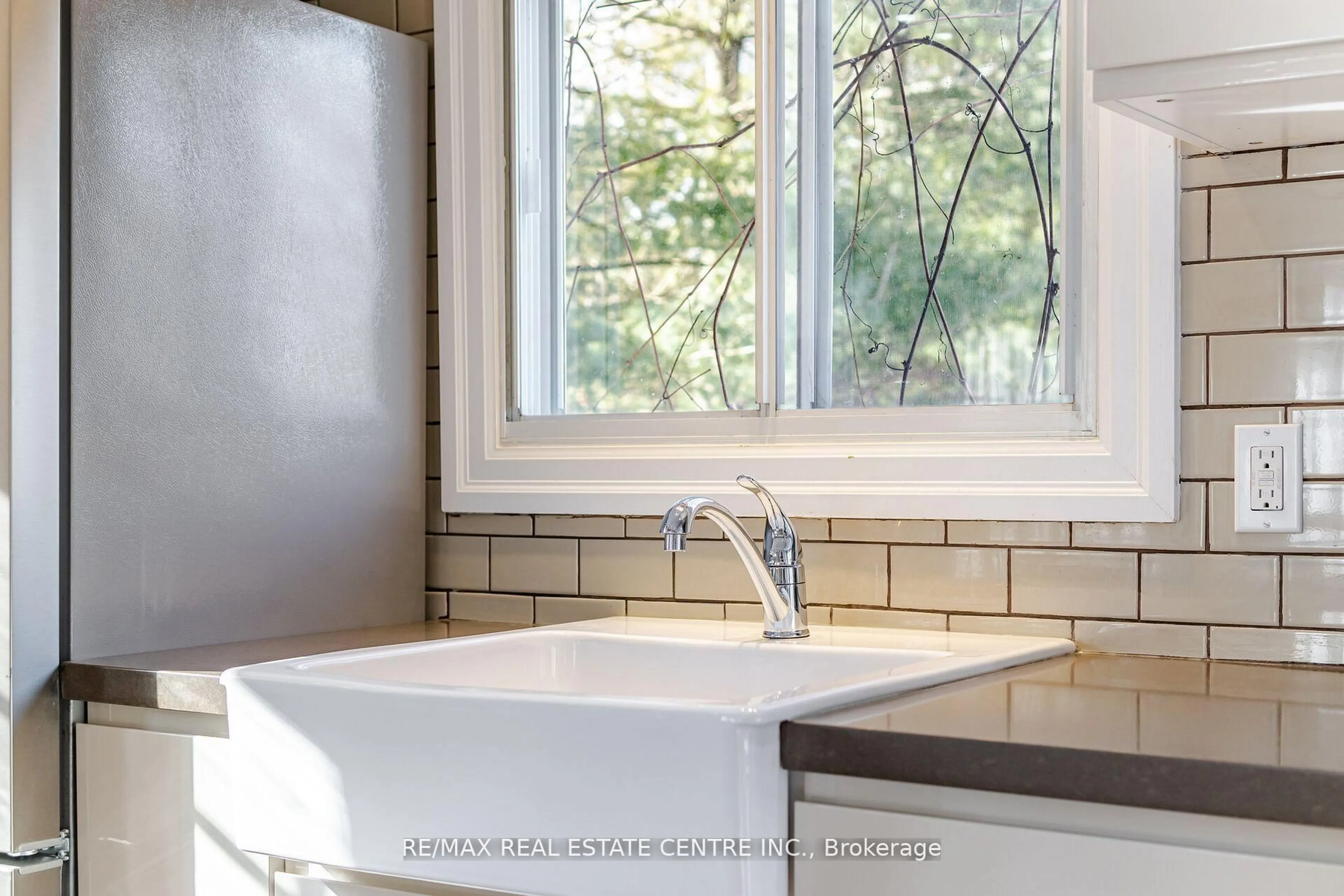 Contemporary bathroom, ceramic/tile floor for 174 Victoria St, Brampton Ontario L6Y 0A6