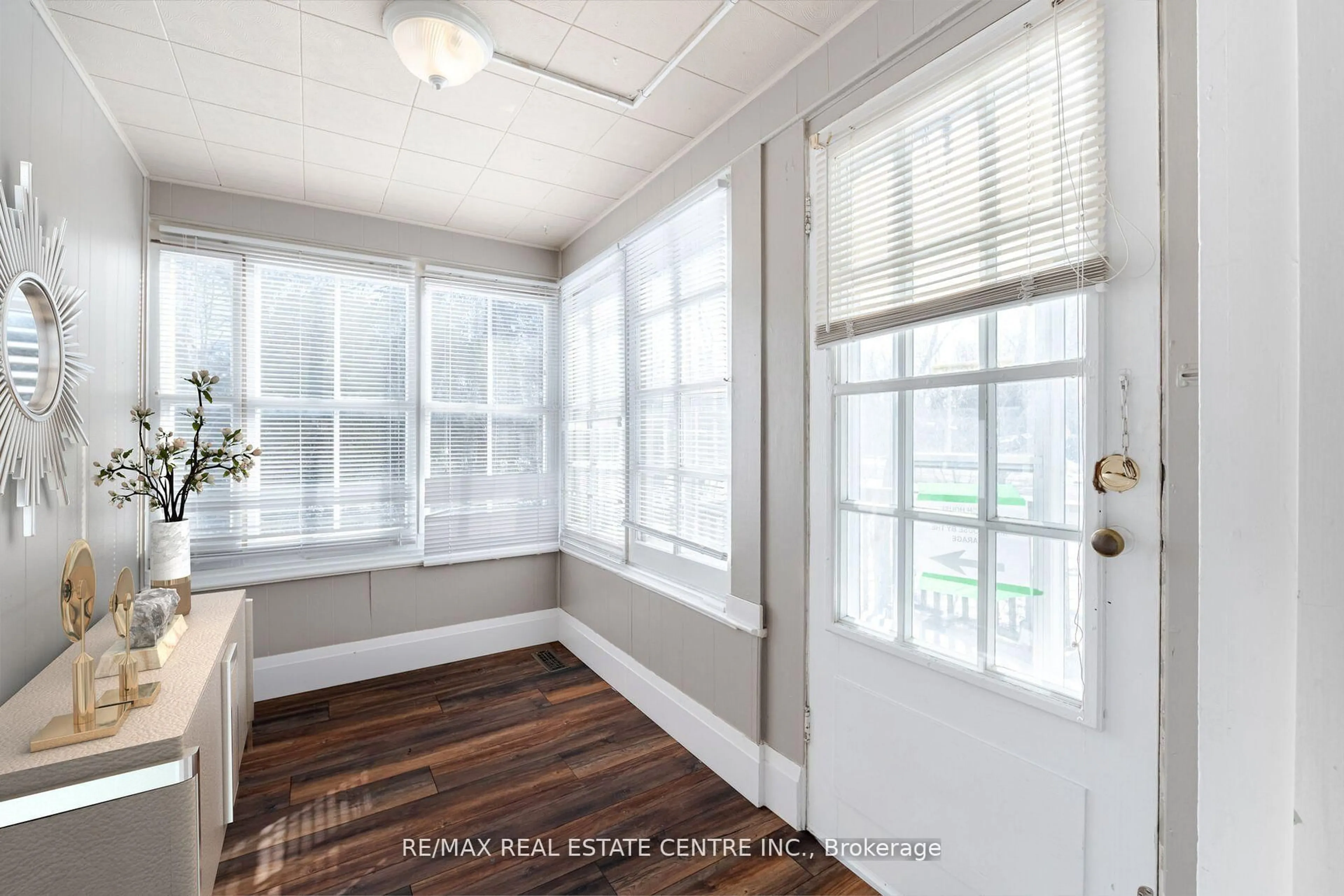 Indoor entryway for 174 Victoria St, Brampton Ontario L6Y 0A6