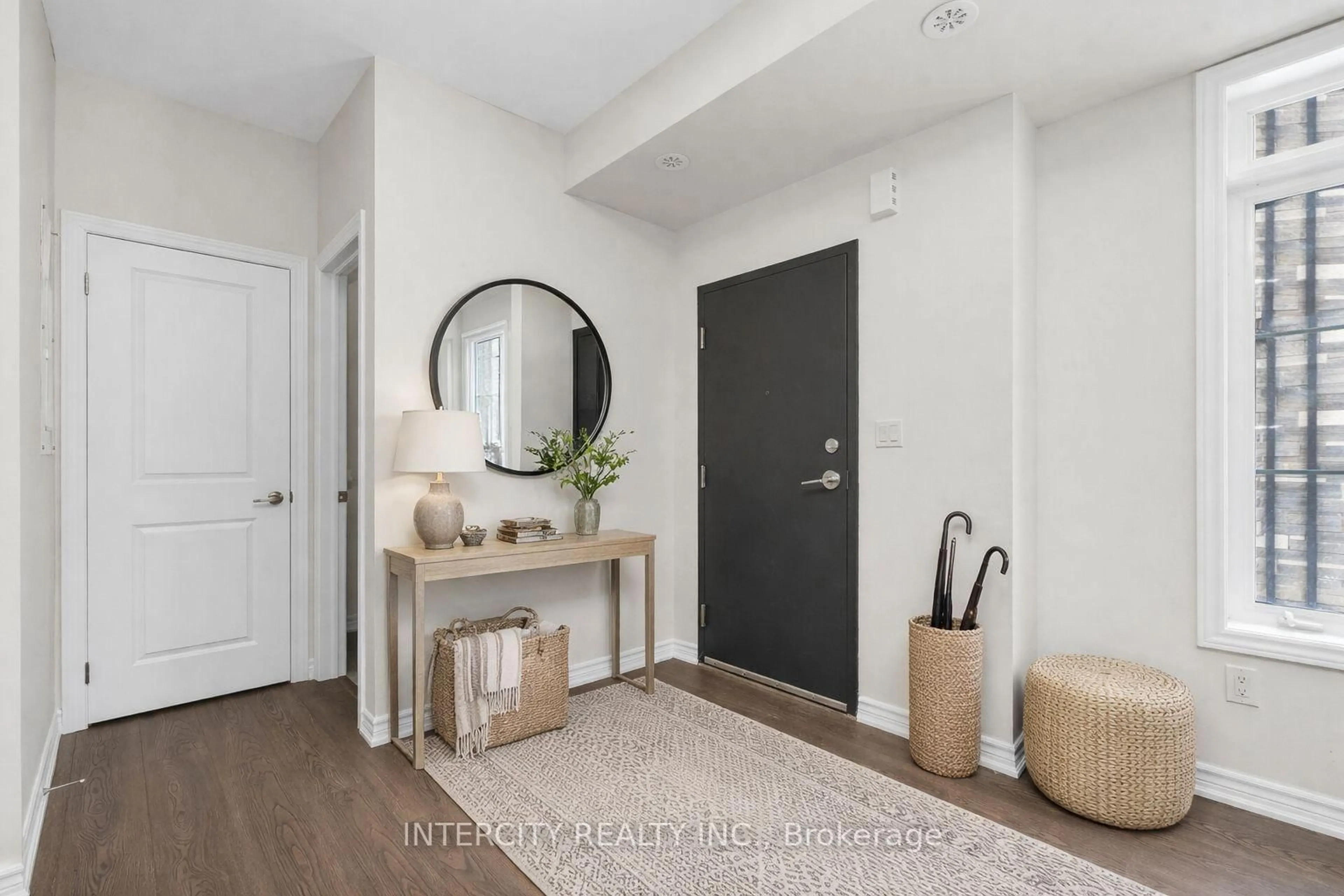 Indoor entryway for 14 Savvy Lane, Caledon Ontario L7C 1Z9