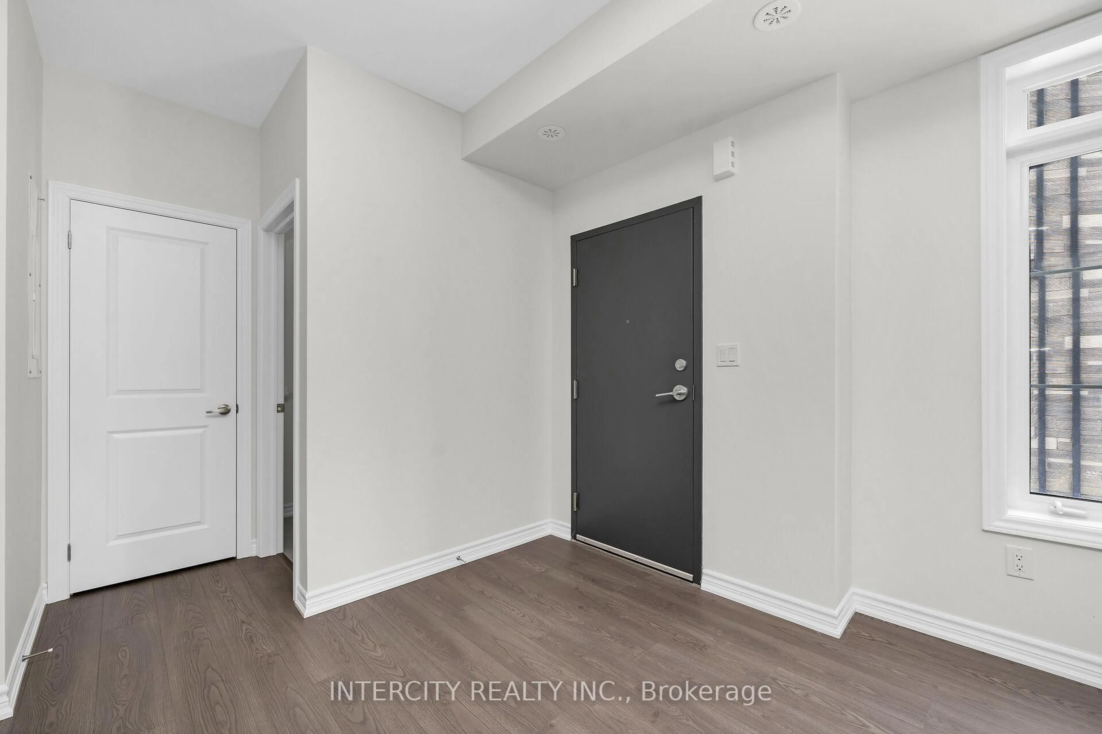 Indoor entryway for 14 Savvy Lane, Caledon Ontario L7C 1Z9