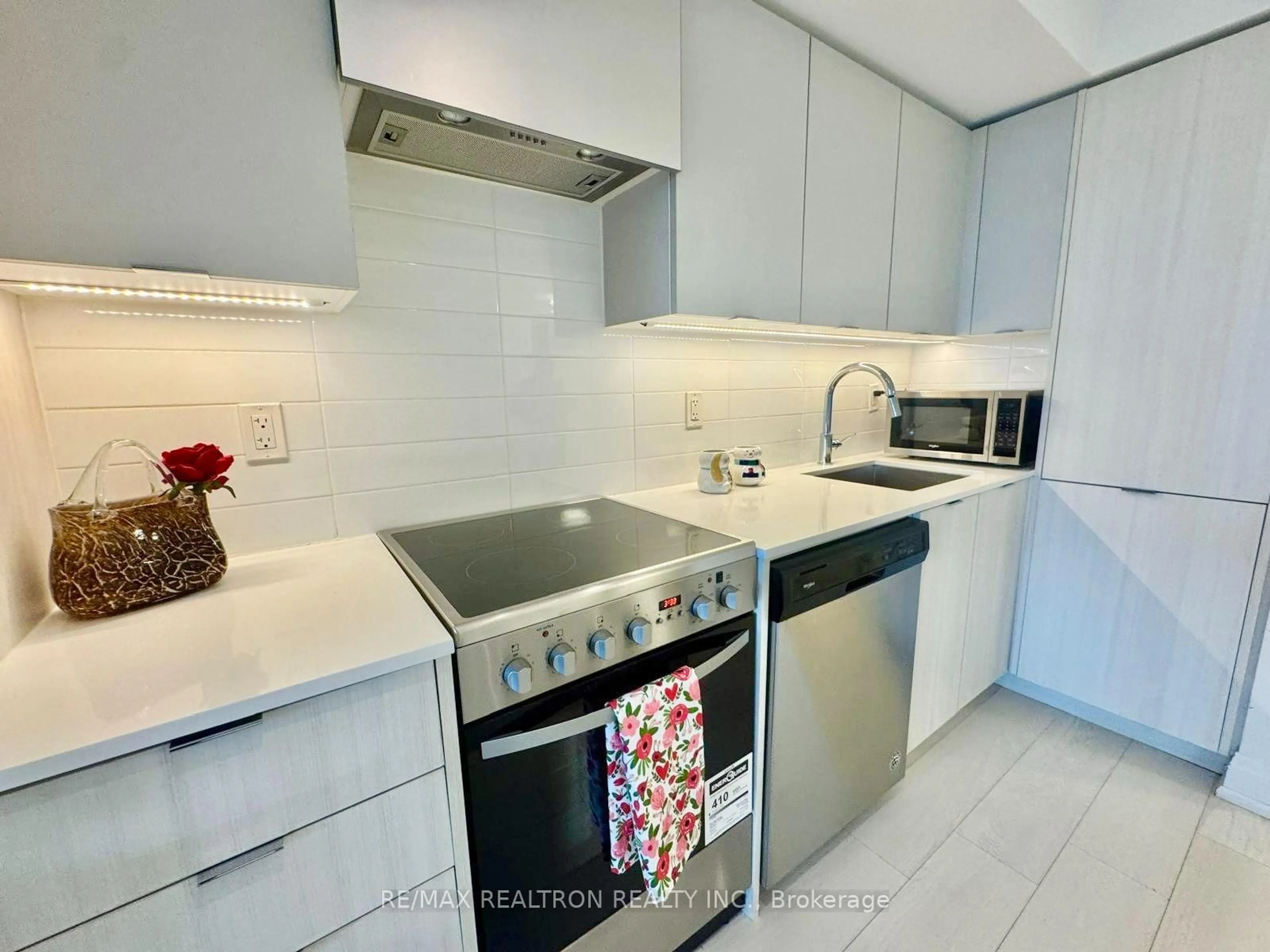 Standard kitchen, ceramic/tile floor for 30 Gibbs Rd #1310, Toronto Ontario M9B 0E4