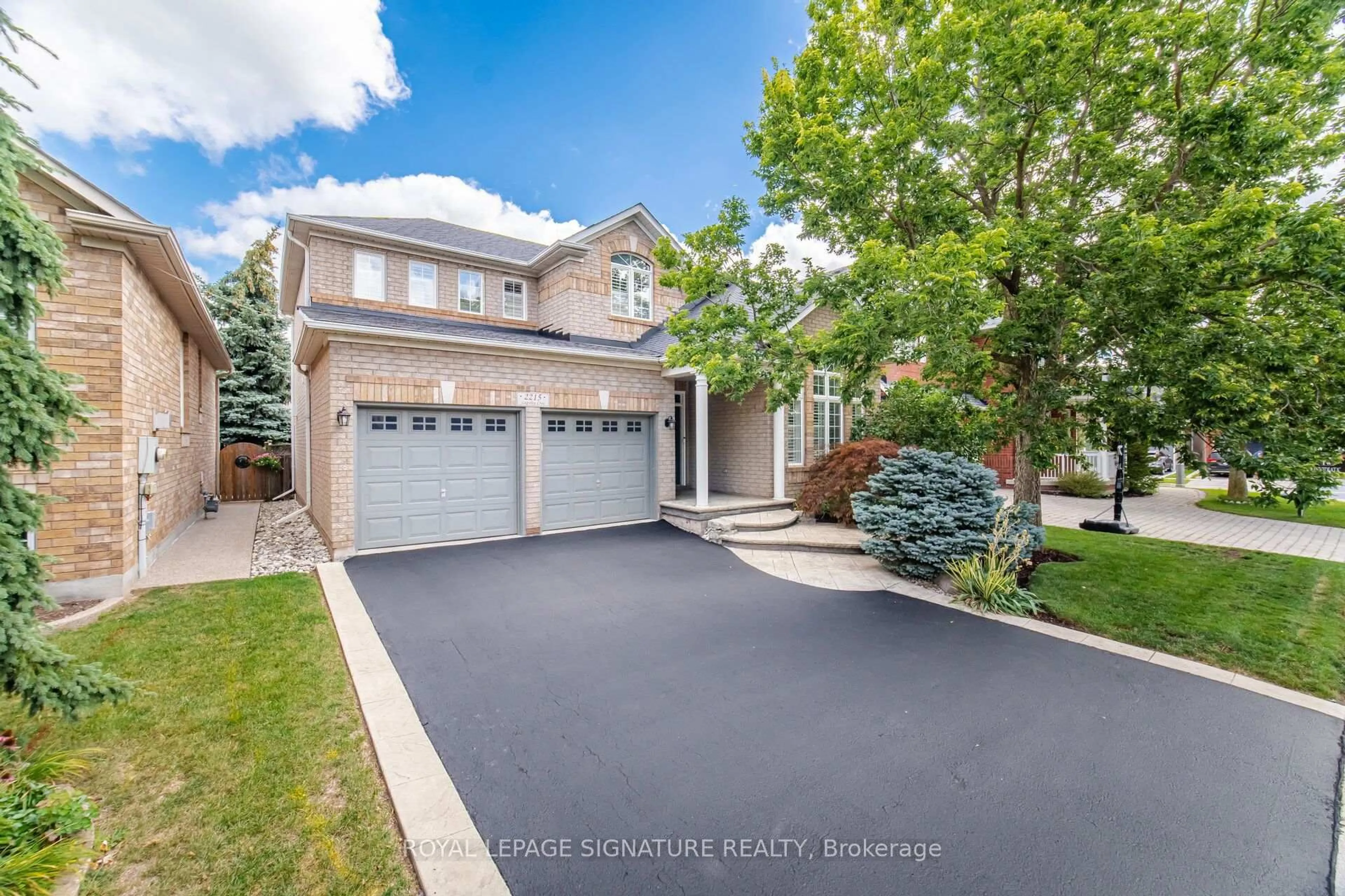 A pic from outside/outdoor area/front of a property/back of a property/a pic from drone, street for 2215 Lapsley Cres, Oakville Ontario L6M 4V2