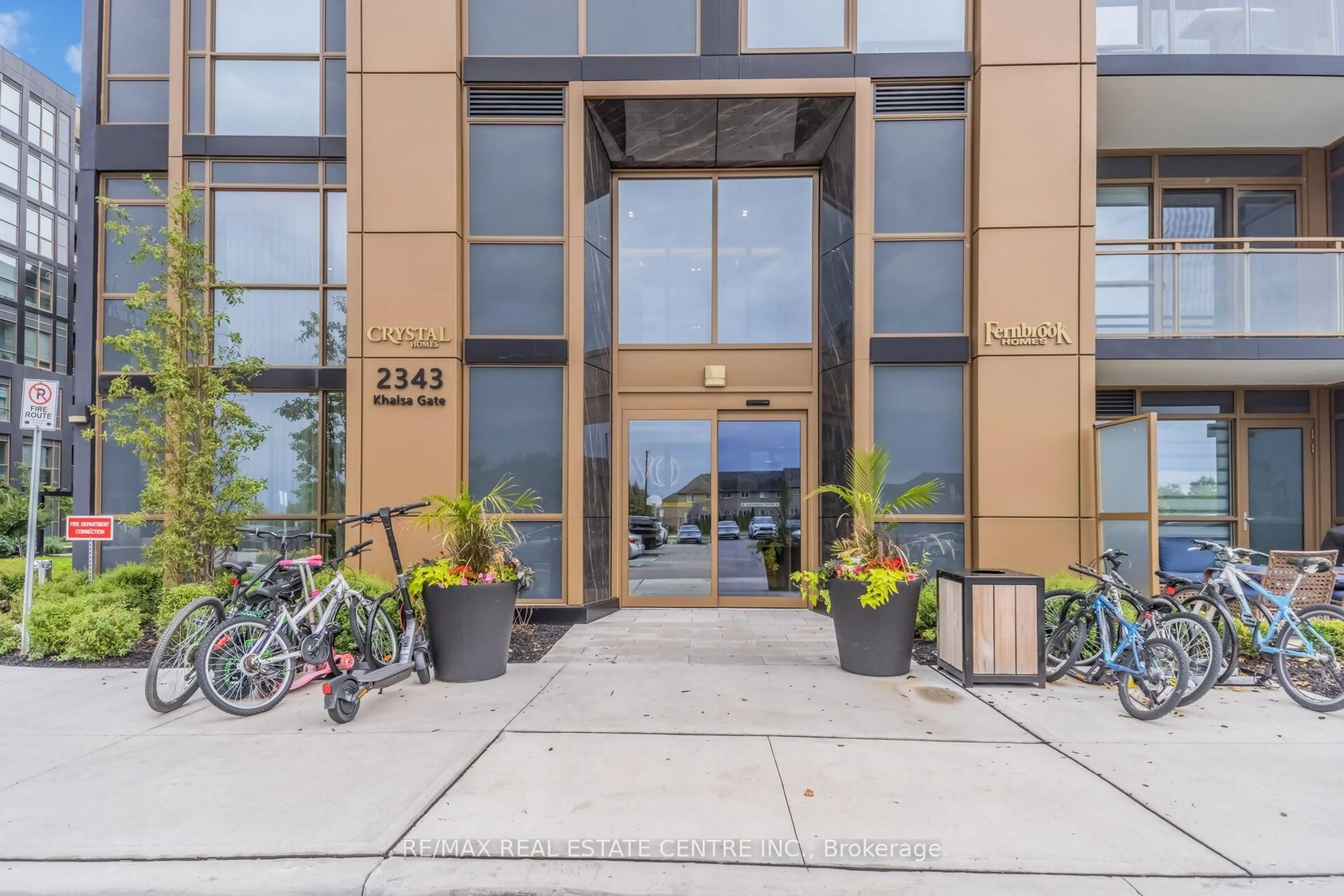 Indoor foyer for 2343 Khalsa Gate #611, Oakville Ontario L6M 5R6