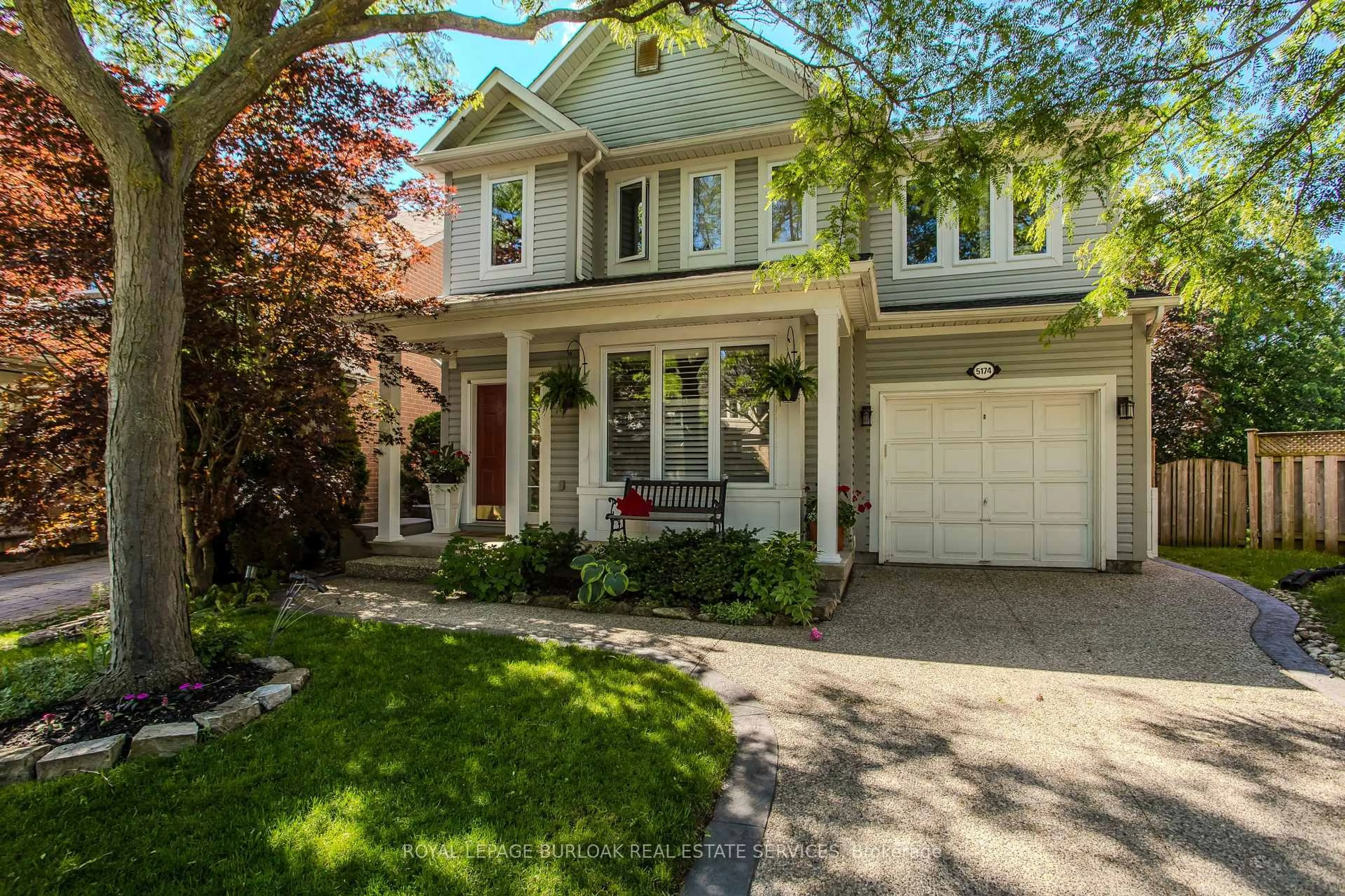 Home with vinyl exterior material, street for 5174 Ravine Cres, Burlington Ontario L7L 6N2