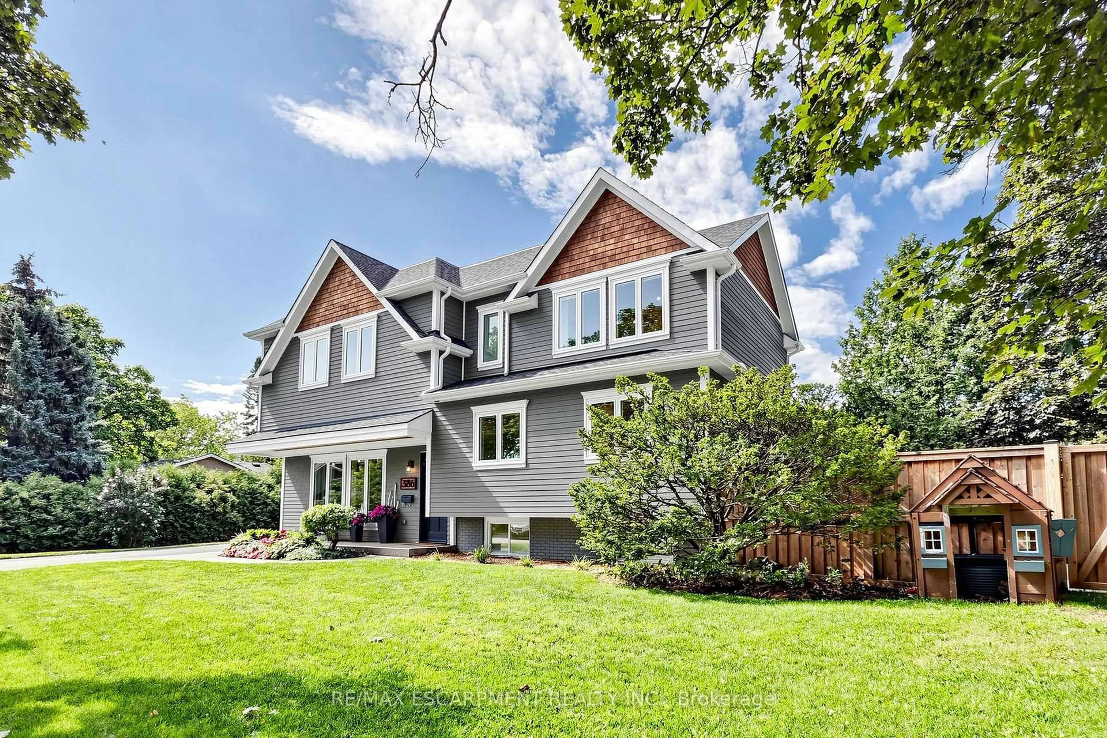 Home with brick exterior material, street for 386 Cosburn Cres, Burlington Ontario L7L 2W6