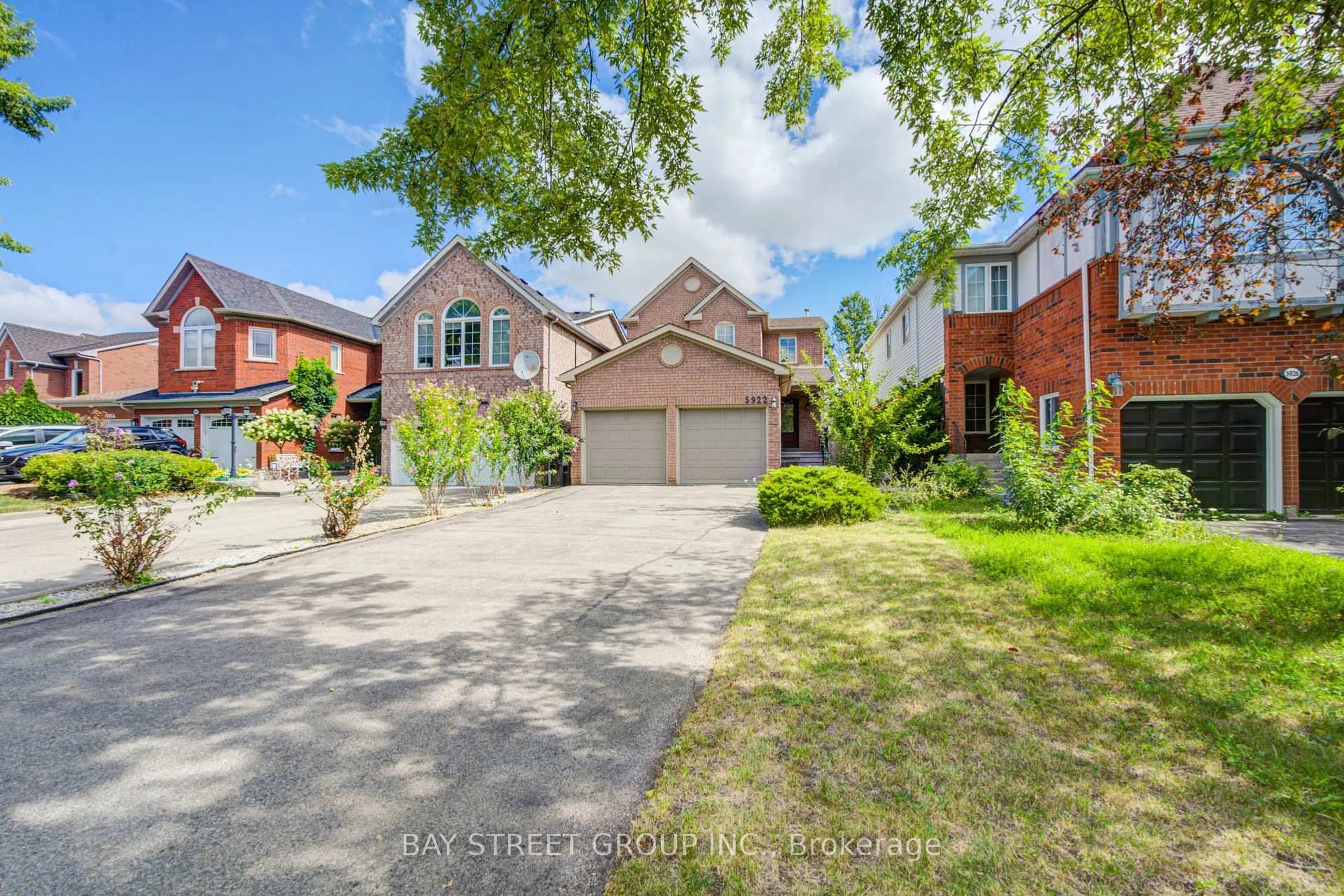 Home with brick exterior material, street for 5922 Dalebrook Cres, Mississauga Ontario L5M 5R9