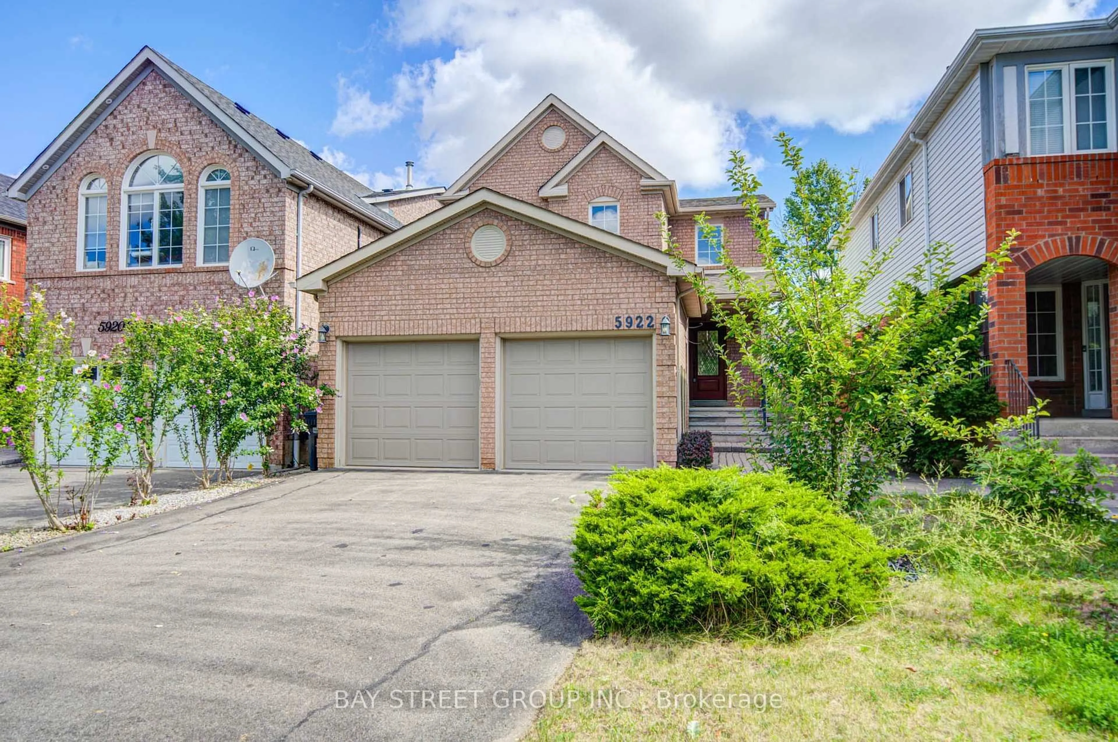 Home with brick exterior material, street for 5922 Dalebrook Cres, Mississauga Ontario L5M 5R9