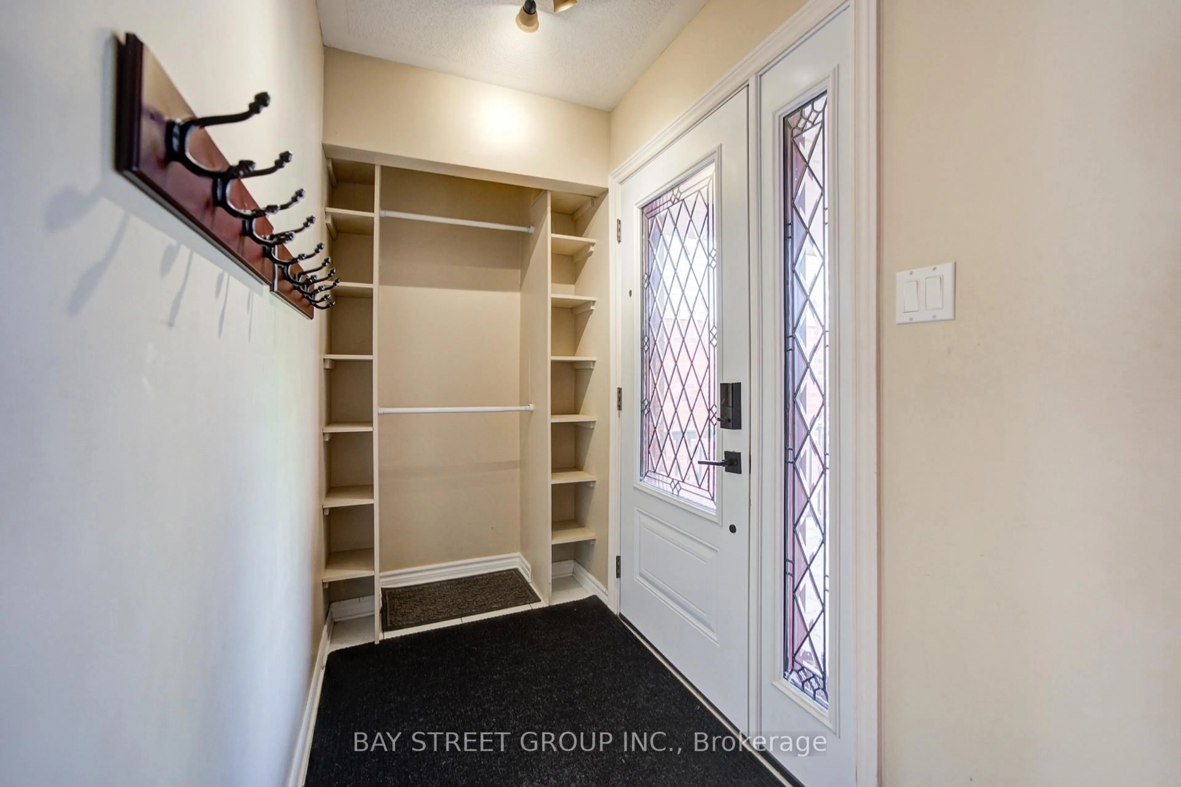 Indoor entryway for 5922 Dalebrook Cres, Mississauga Ontario L5M 5R9