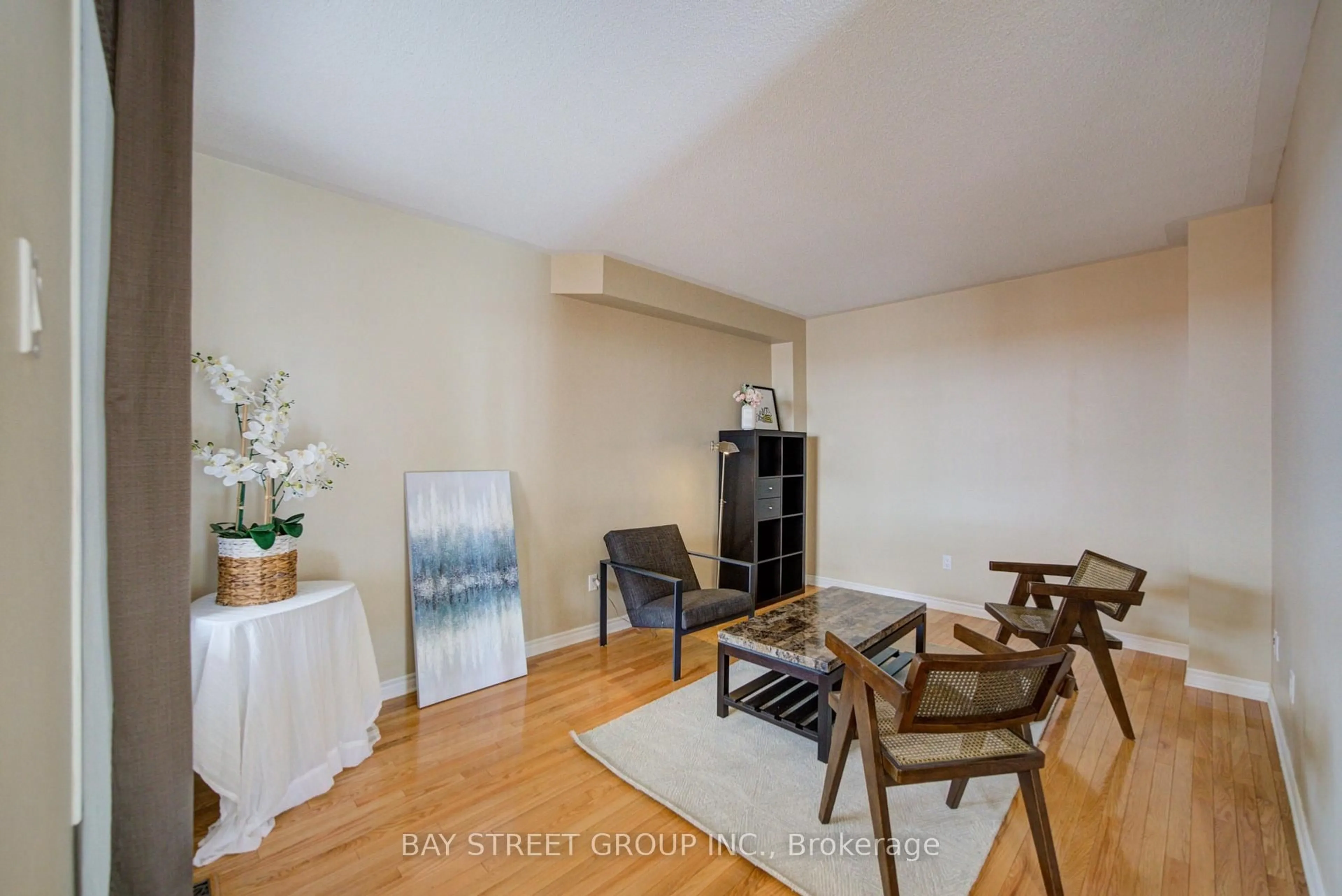 Living room with furniture, unknown for 5922 Dalebrook Cres, Mississauga Ontario L5M 5R9