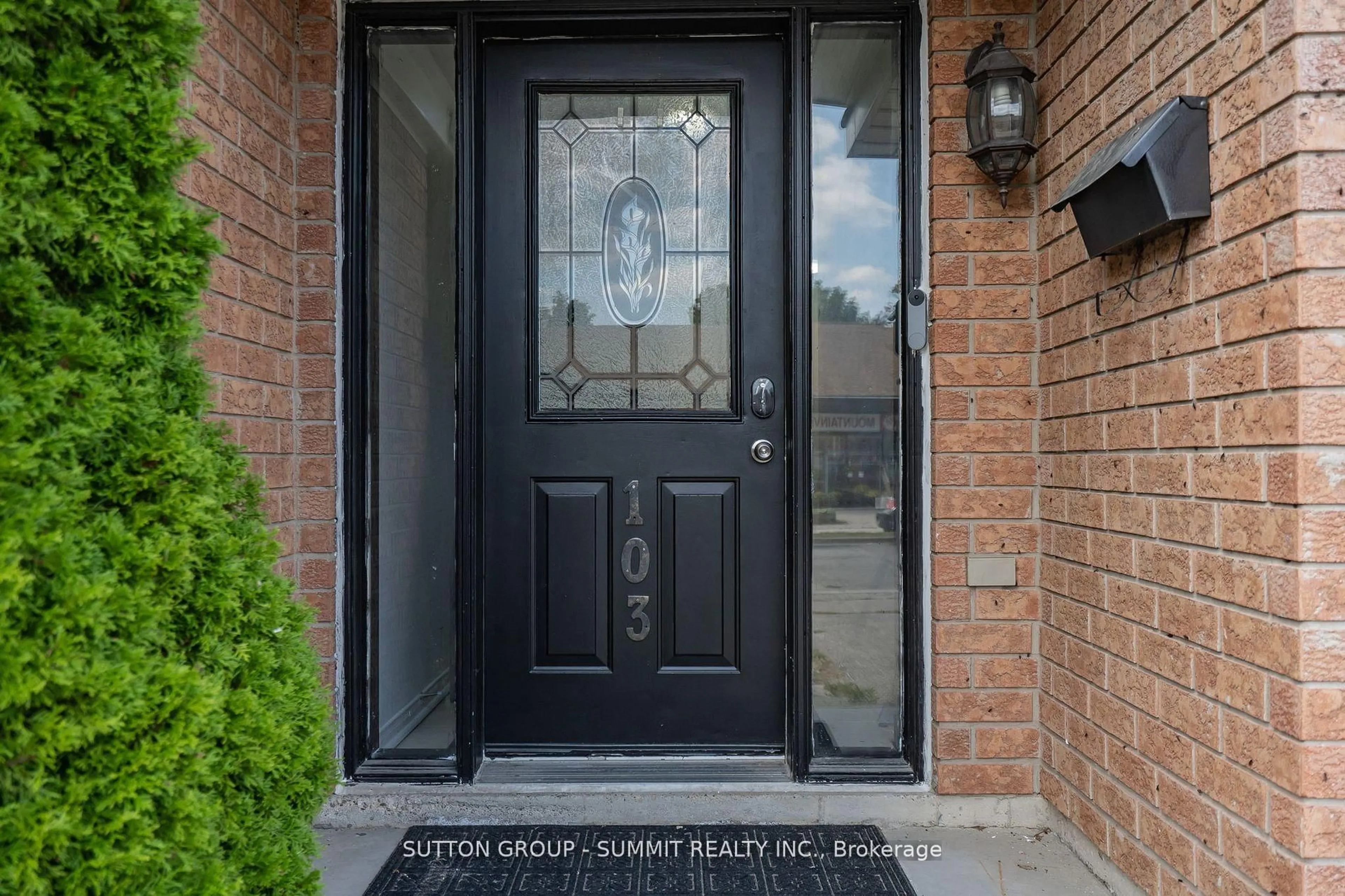 Indoor entryway for 103 John St, Halton Hills Ontario L7G 5A2