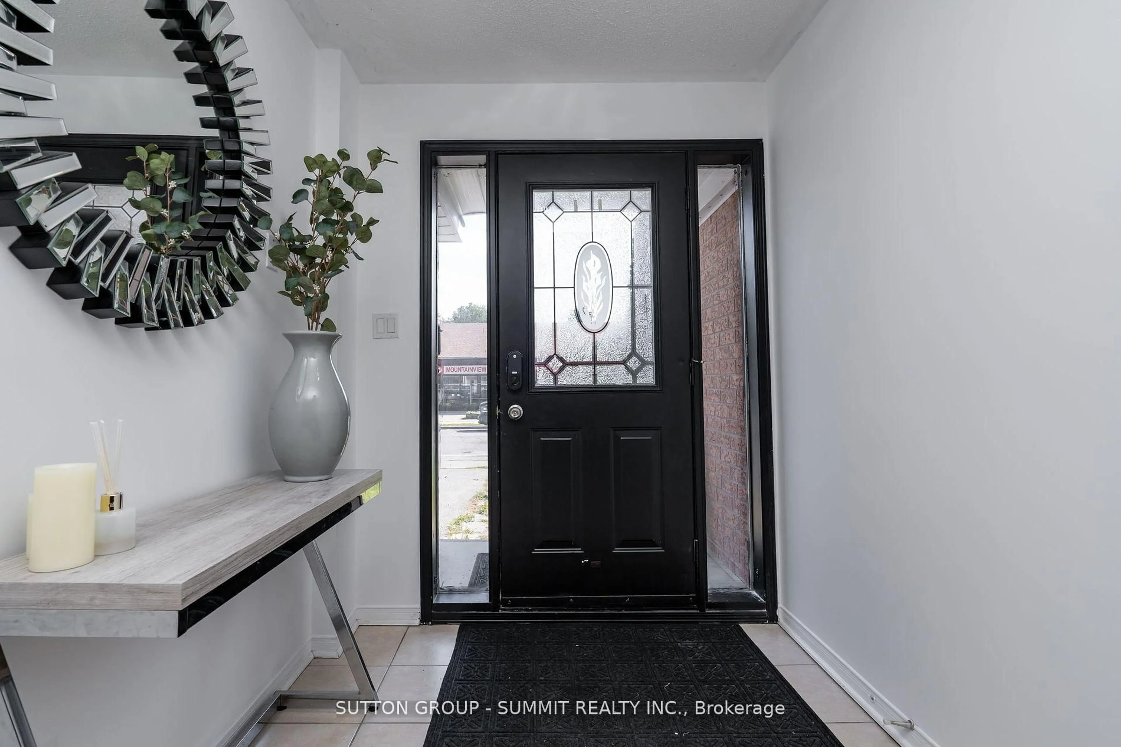 Indoor entryway for 103 John St, Halton Hills Ontario L7G 5A2