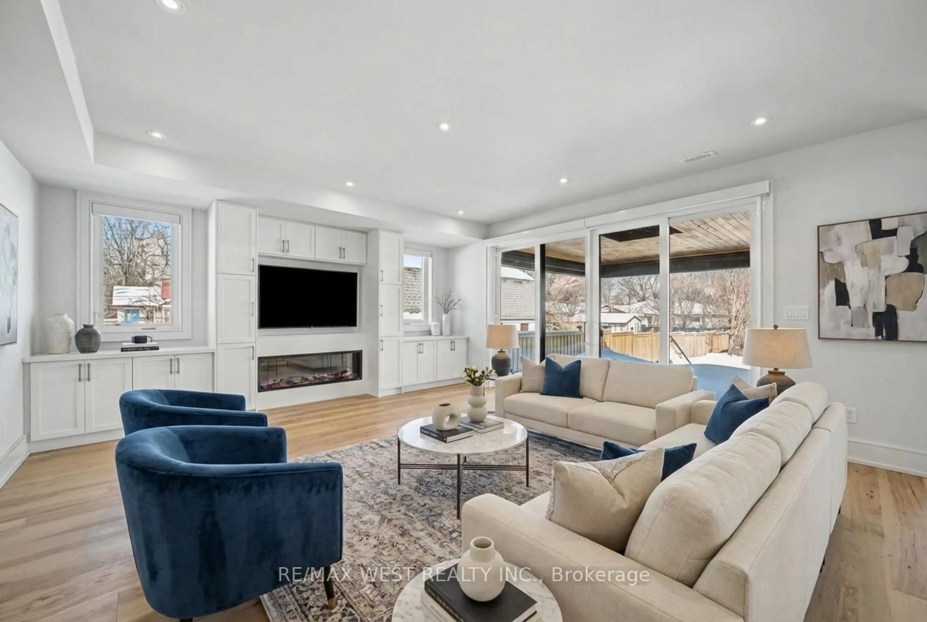 Living room with furniture, unknown for 2267 Fifth Line, Mississauga Ontario L5K 1V7