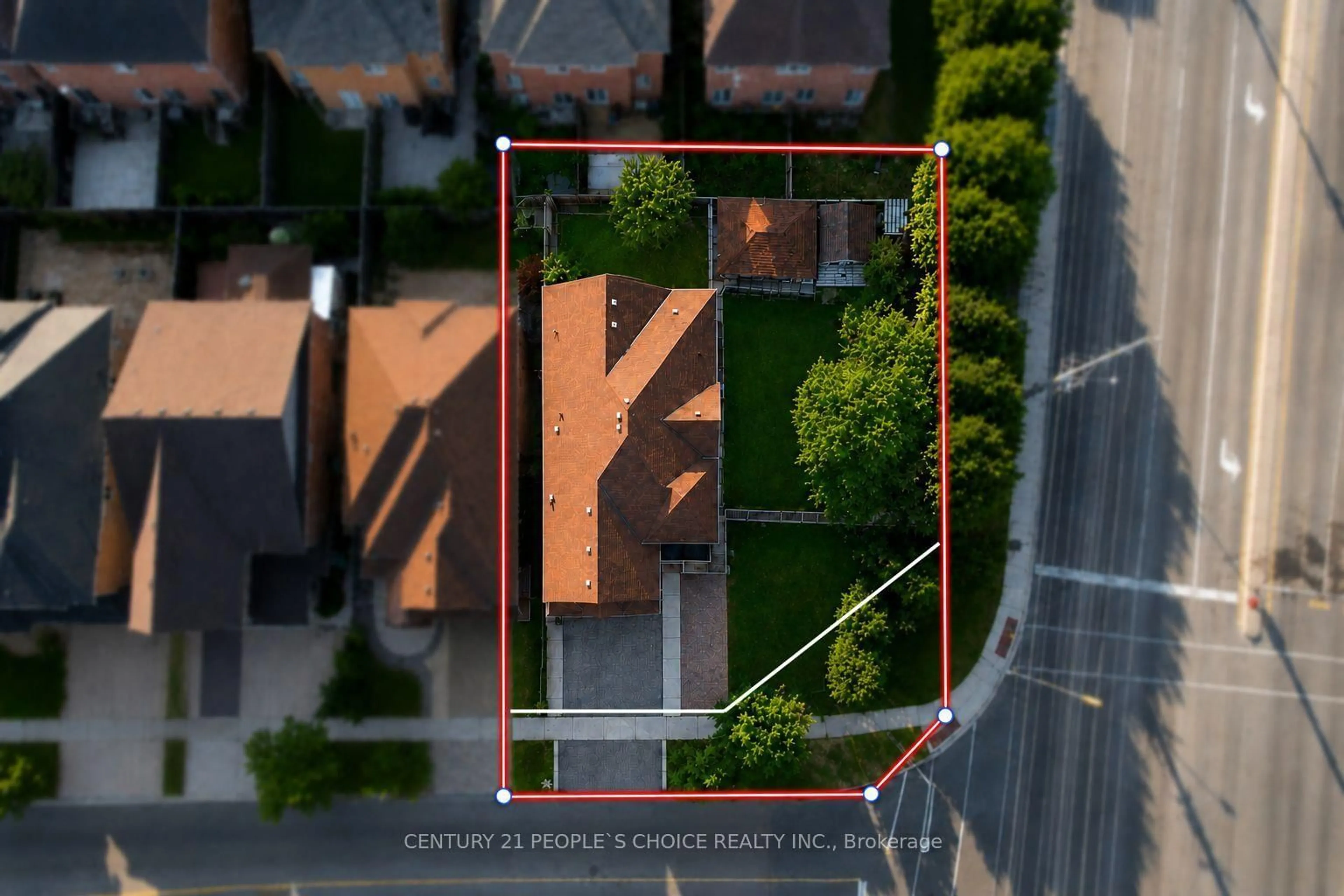 A pic from outside/outdoor area/front of a property/back of a property/a pic from drone, street for 751 White Clover Way, Mississauga Ontario L5V 0C2