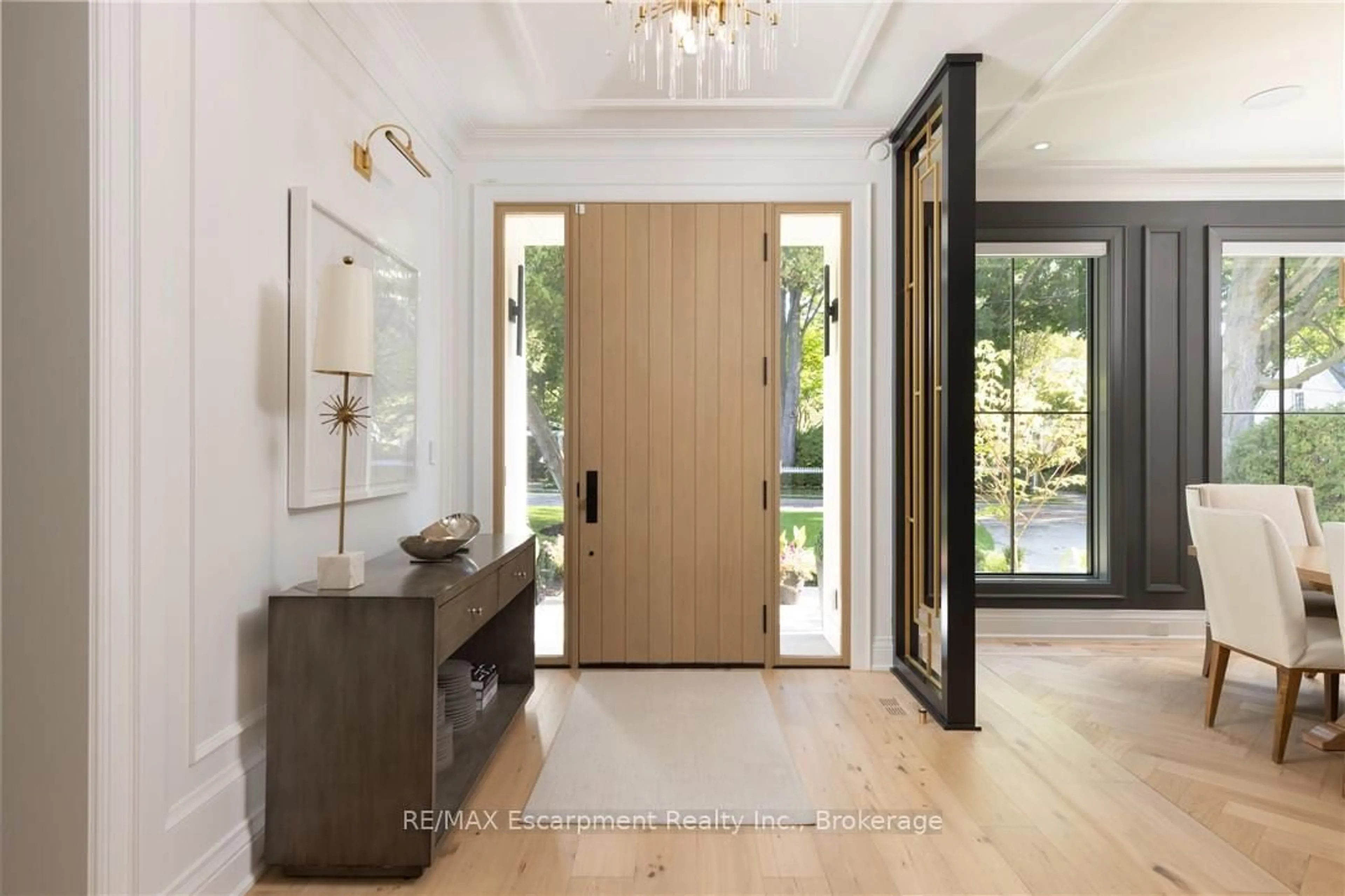 Indoor entryway for 46 Second St, Oakville Ontario L6J 3T2