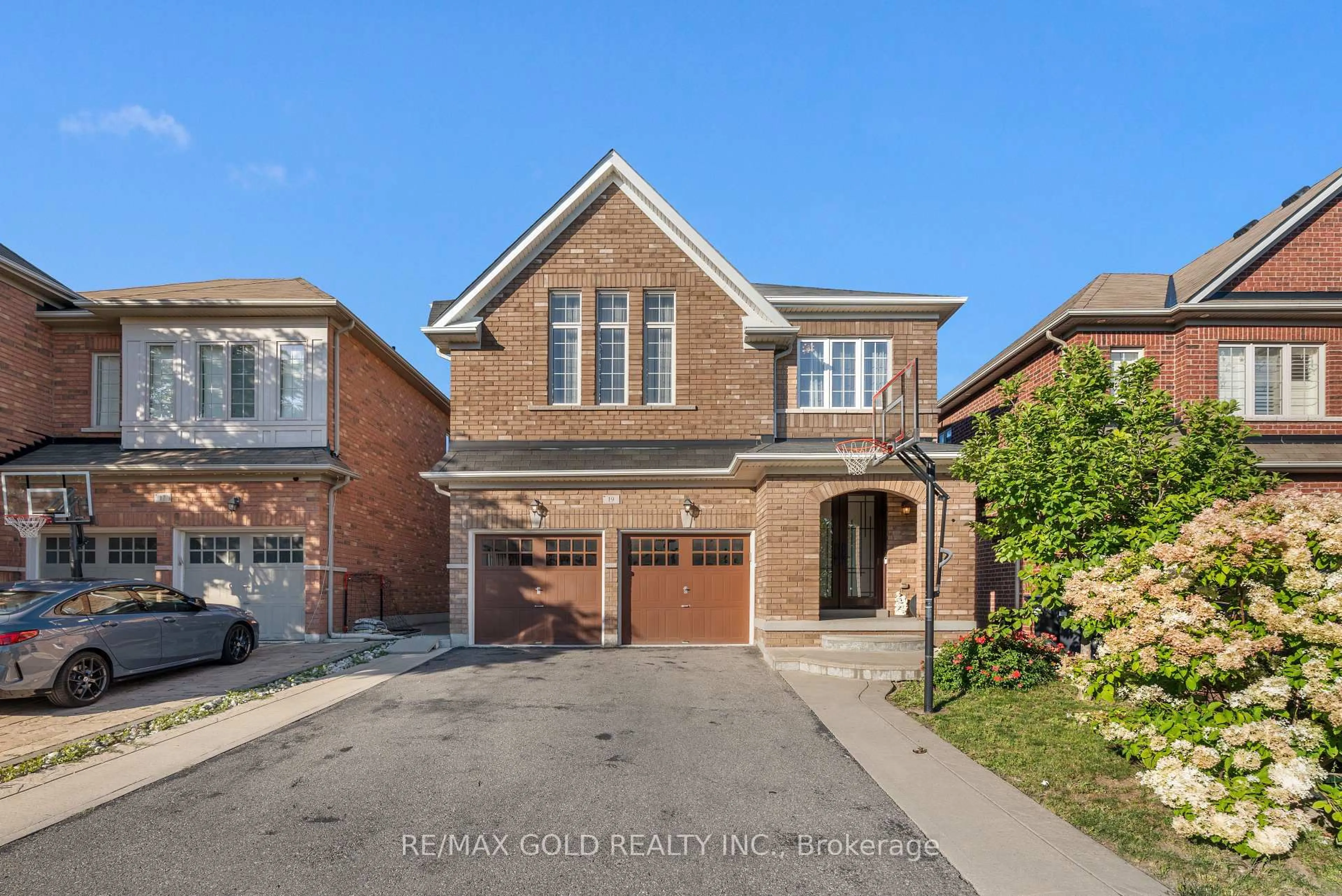 Home with brick exterior material, street for 19 Bellcrest Rd, Brampton Ontario L6Y 2M7