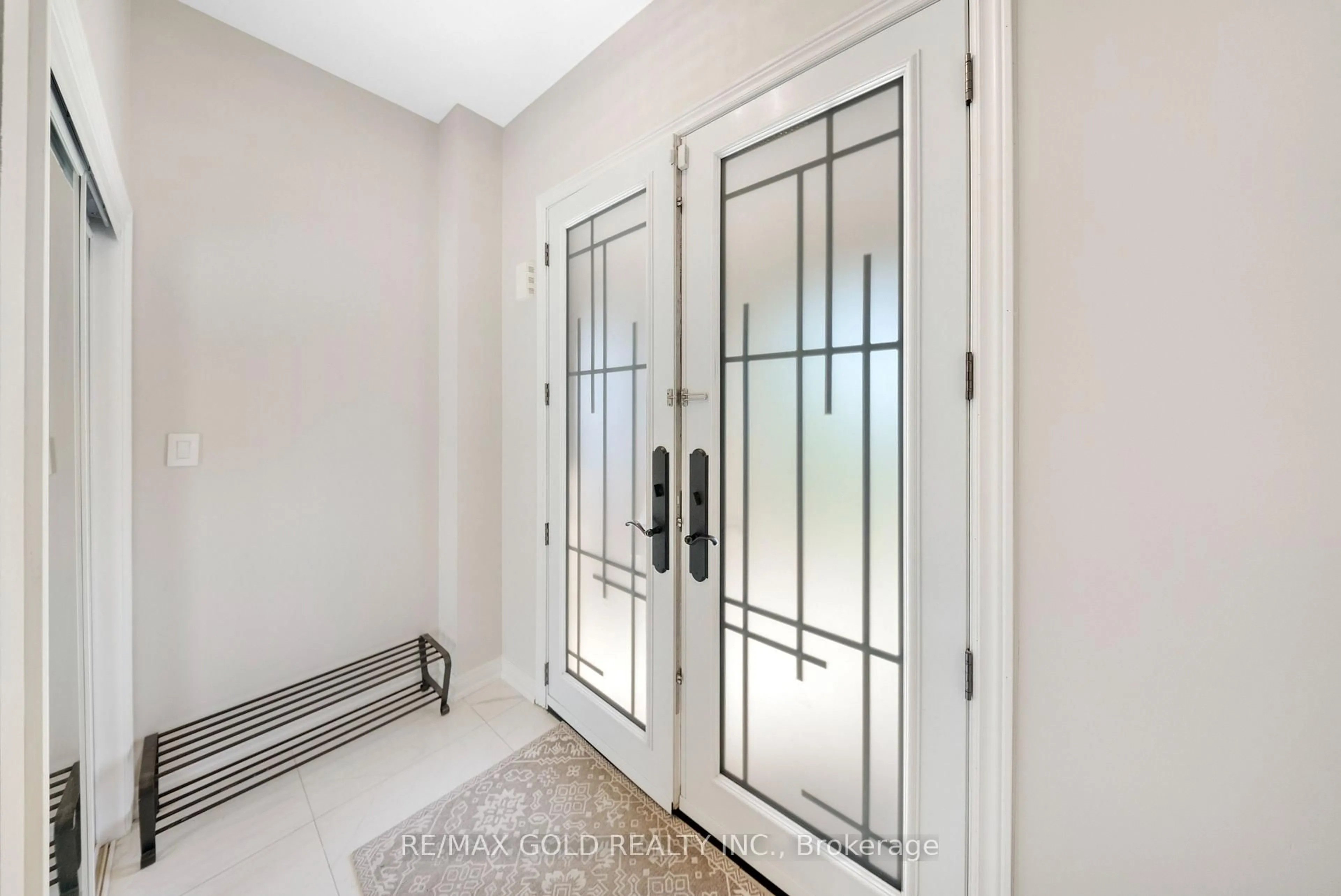 Indoor entryway for 19 Bellcrest Rd, Brampton Ontario L6Y 2M7
