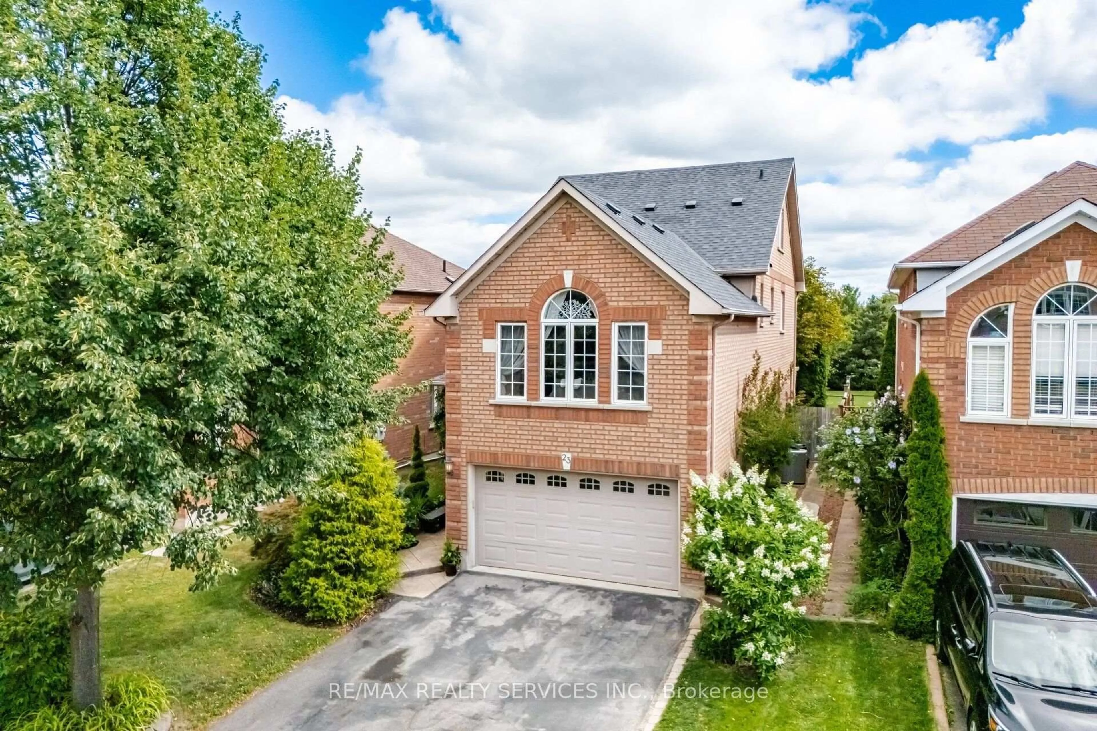 A pic from outside/outdoor area/front of a property/back of a property/a pic from drone, street for 23 Swansea Meadows Dr, Brampton Ontario L7A 2C5