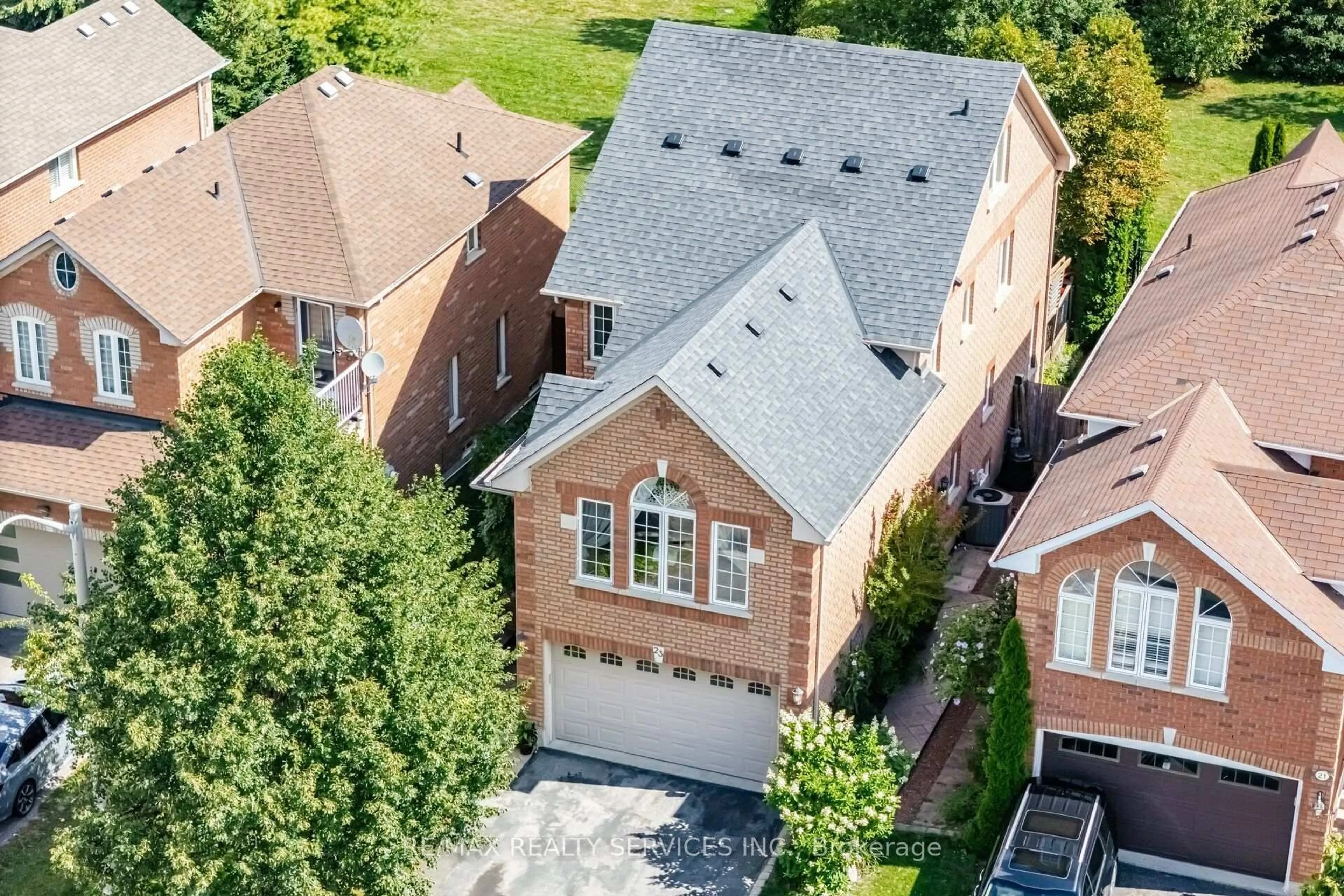 A pic from outside/outdoor area/front of a property/back of a property/a pic from drone, street for 23 Swansea Meadows Dr, Brampton Ontario L7A 2C5