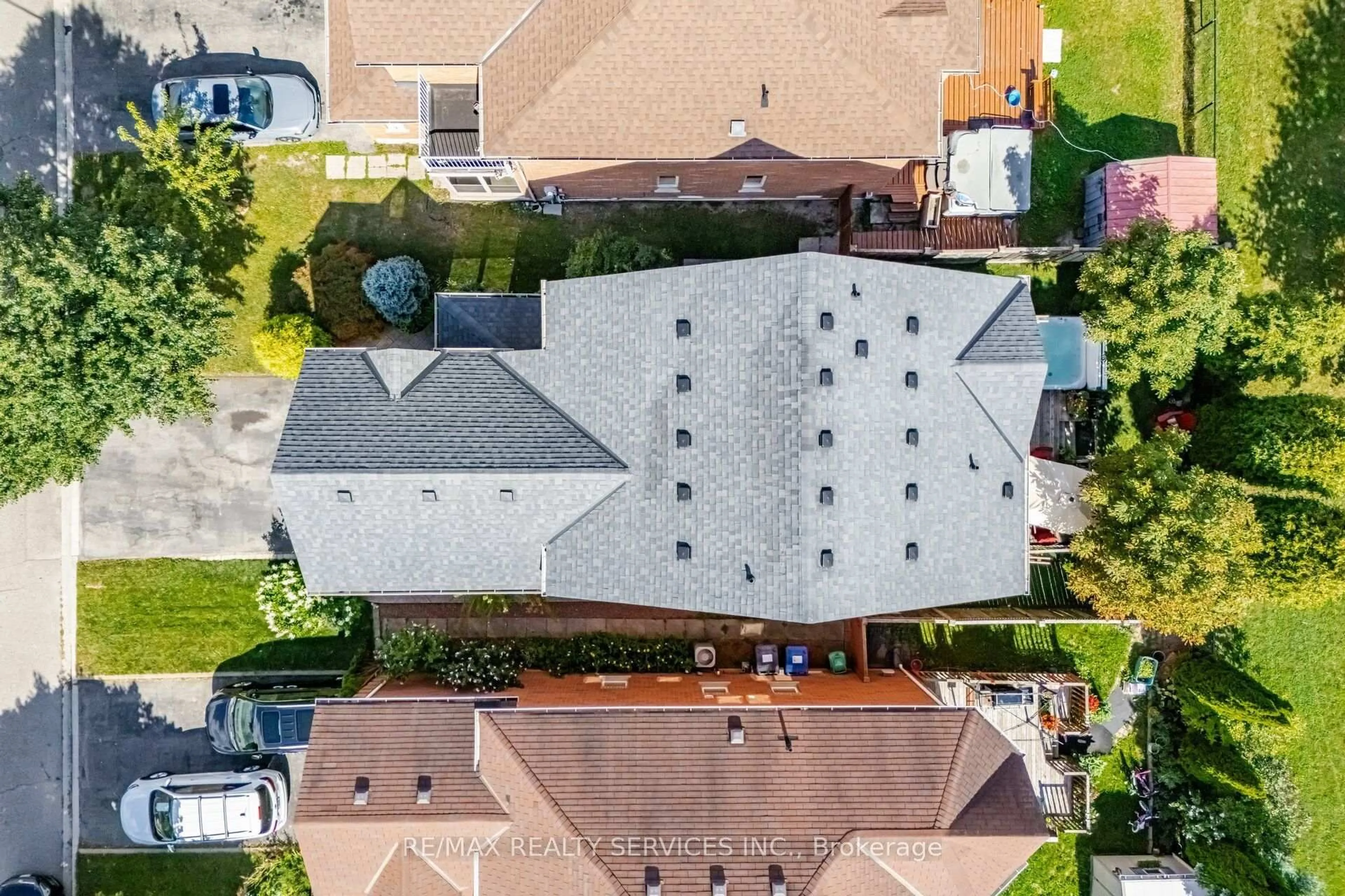 A pic from outside/outdoor area/front of a property/back of a property/a pic from drone, unknown for 23 Swansea Meadows Dr, Brampton Ontario L7A 2C5