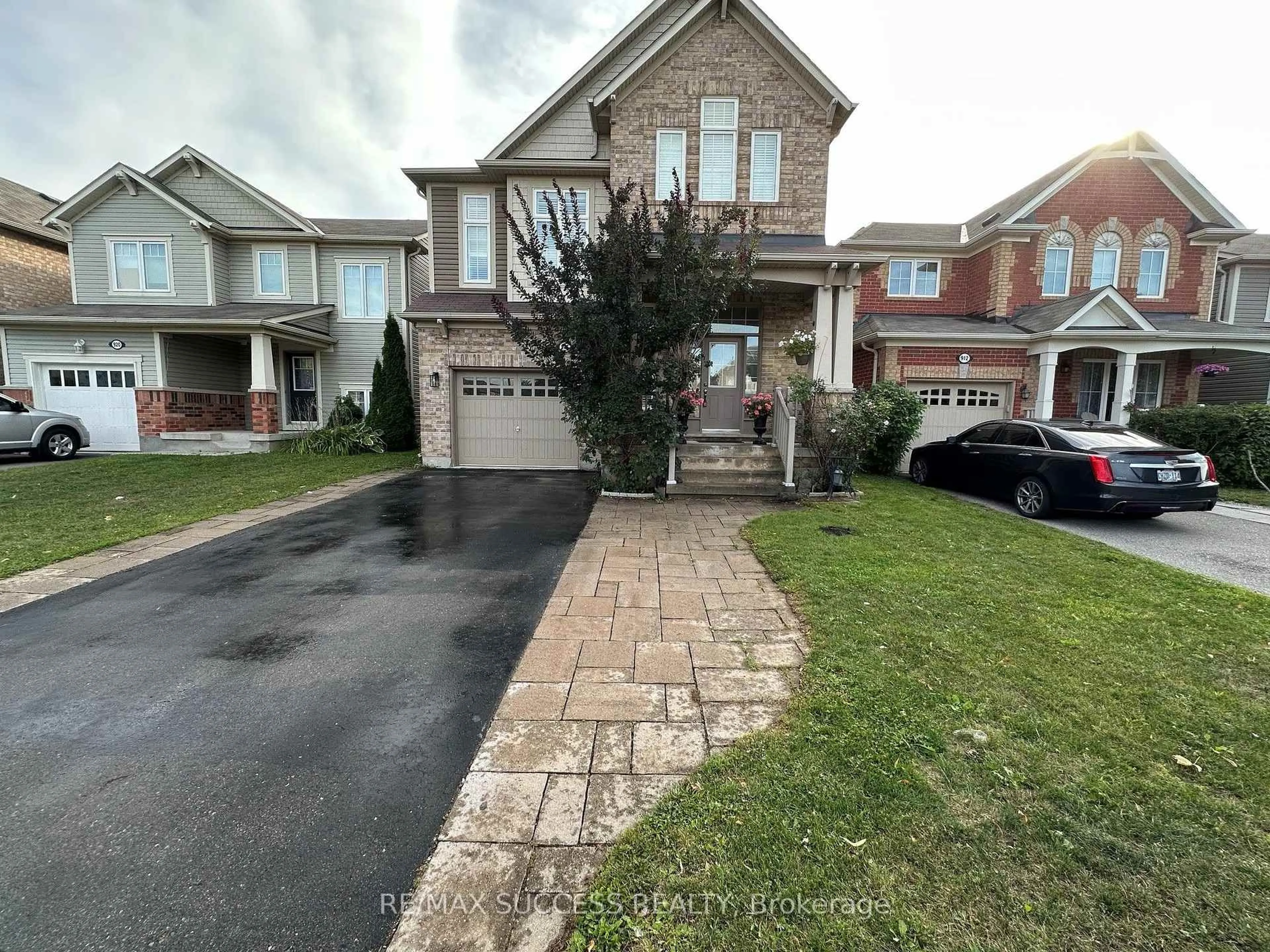 A pic from outside/outdoor area/front of a property/back of a property/a pic from drone, street for 916 Minchin Way #Basement, Milton Ontario L9T 7T6