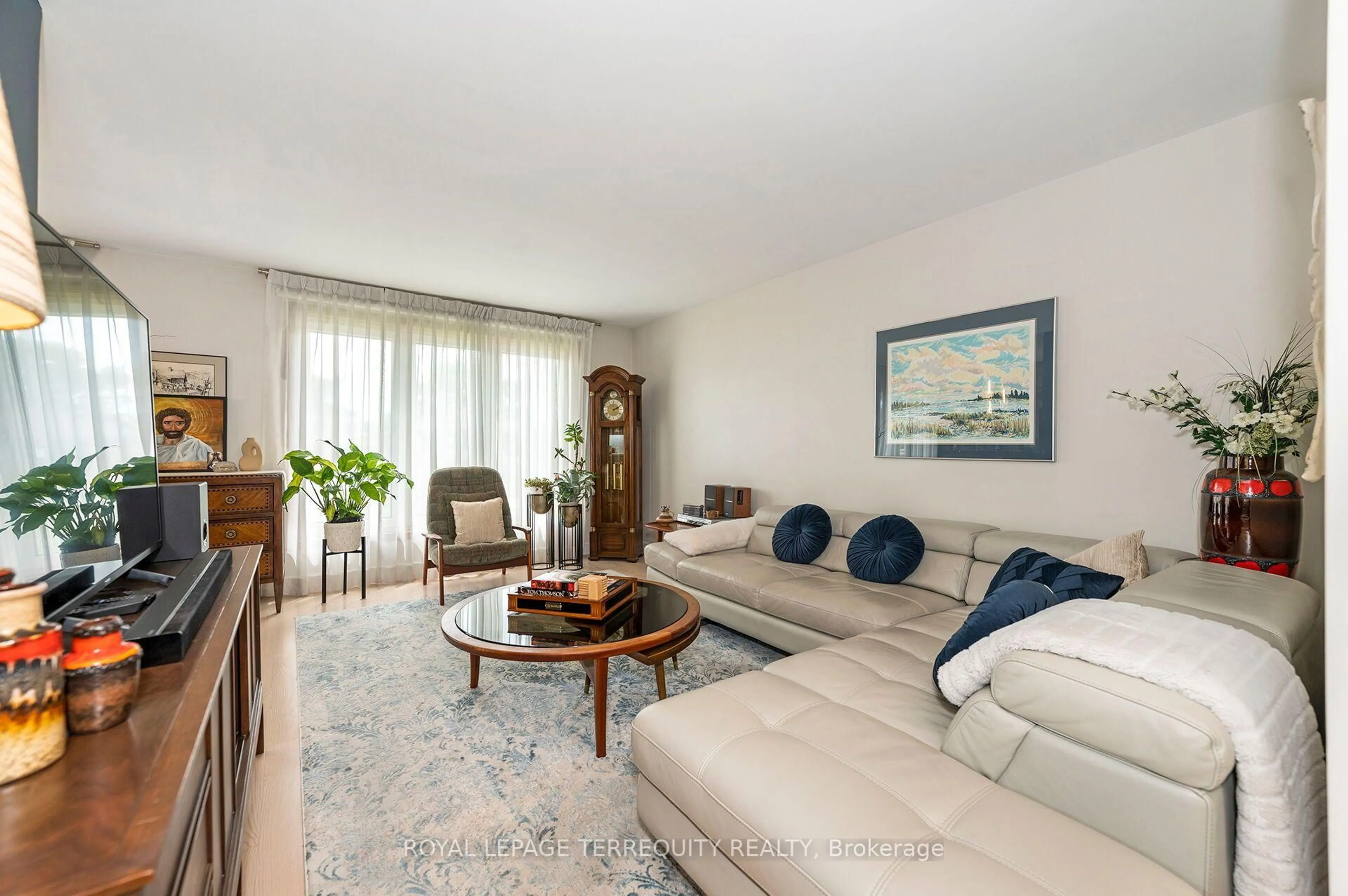 Living room with furniture, unknown for 120 Falstaff Ave, Toronto Ontario M6L 2E4