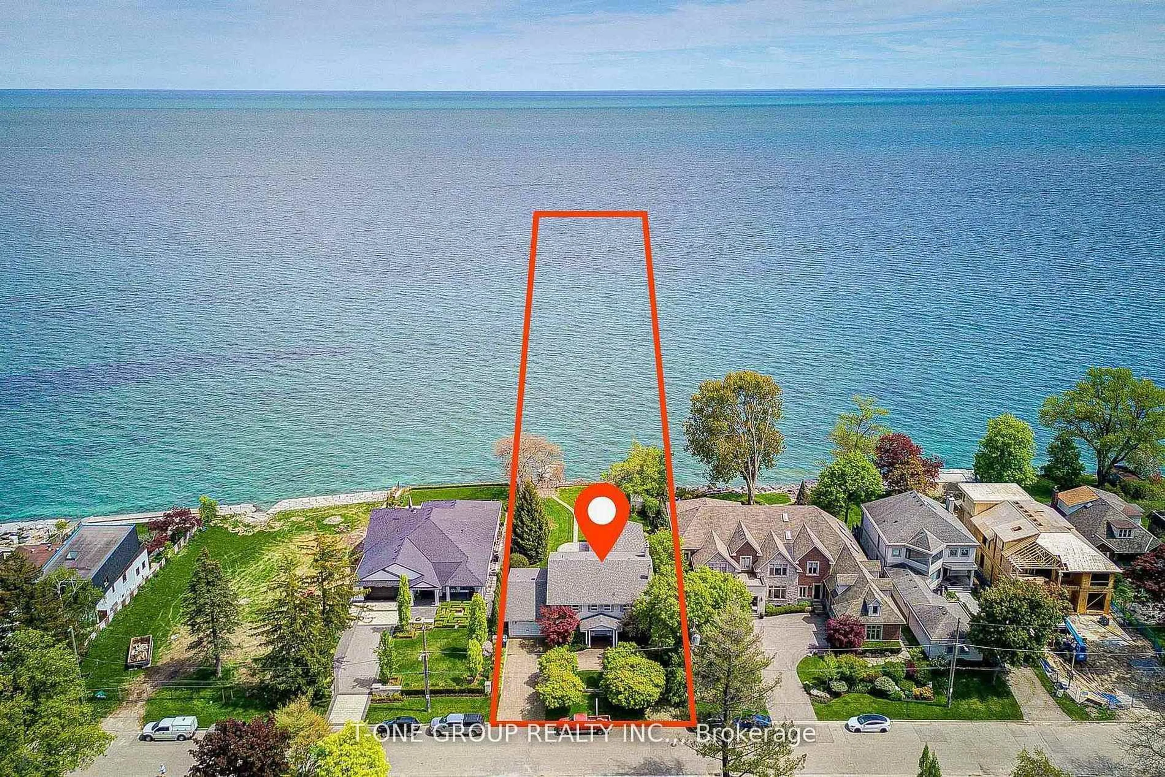 A pic from outside/outdoor area/front of a property/back of a property/a pic from drone, water/lake/river/ocean view for 120 Cumberland Dr, Mississauga Ontario L5G 3M8