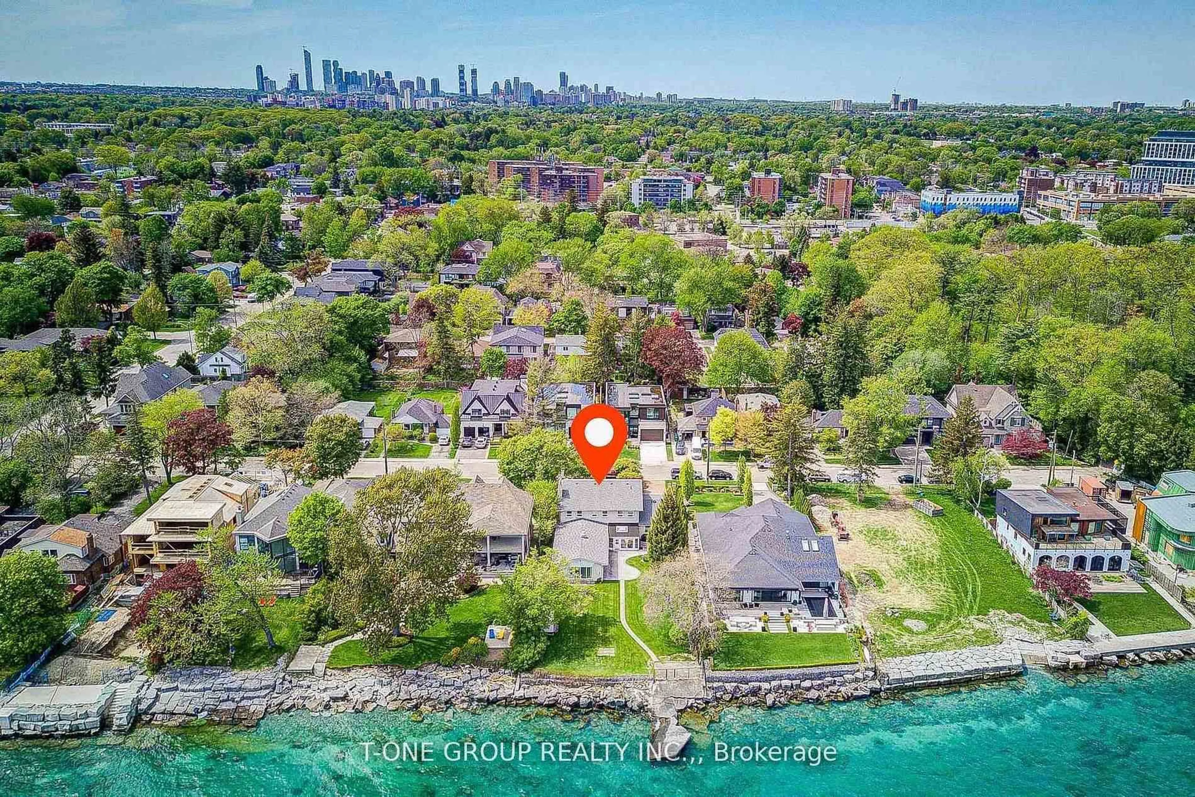 A pic from outside/outdoor area/front of a property/back of a property/a pic from drone, water/lake/river/ocean view for 120 Cumberland Dr, Mississauga Ontario L5G 3M8