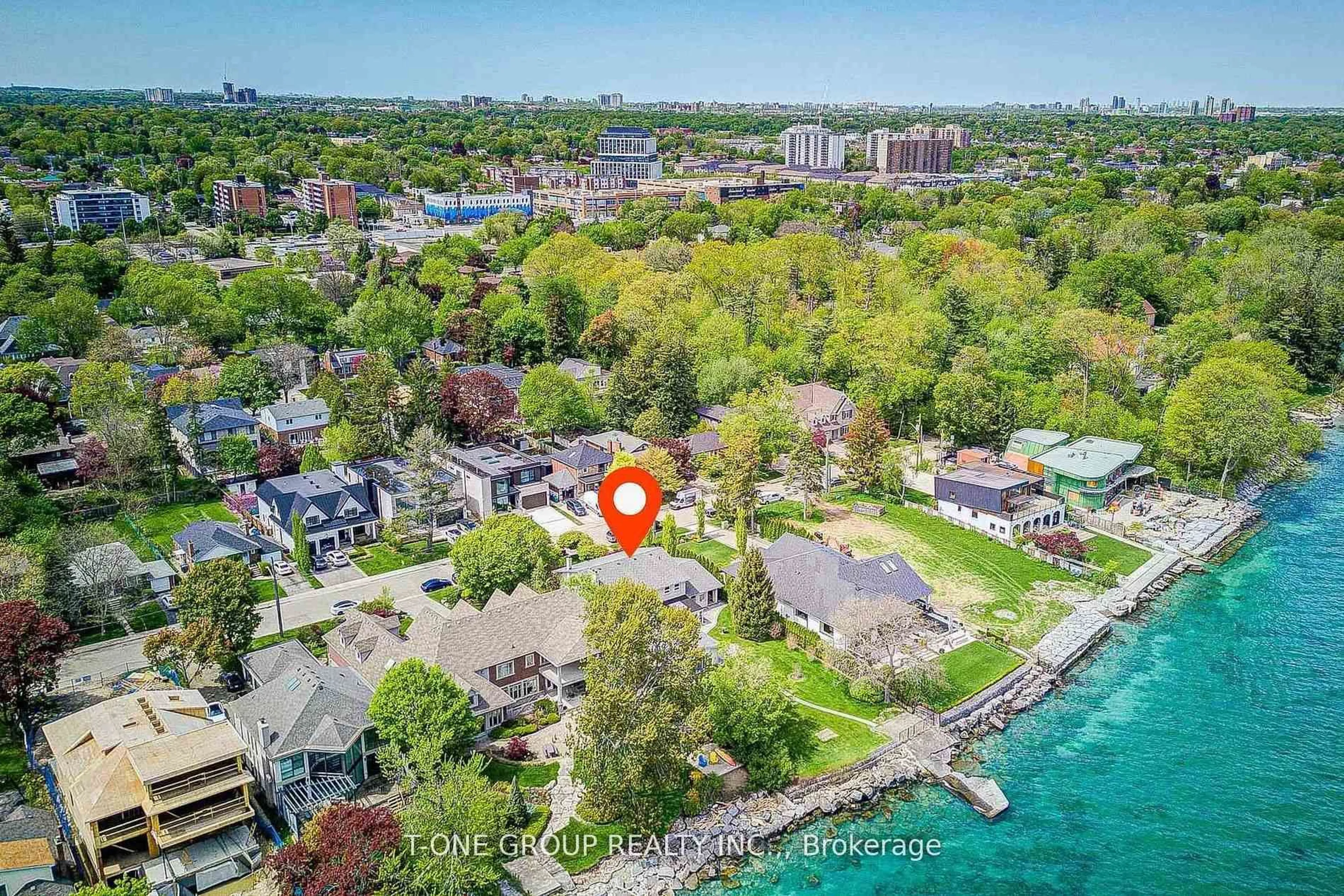 A pic from outside/outdoor area/front of a property/back of a property/a pic from drone, water/lake/river/ocean view for 120 Cumberland Dr, Mississauga Ontario L5G 3M8