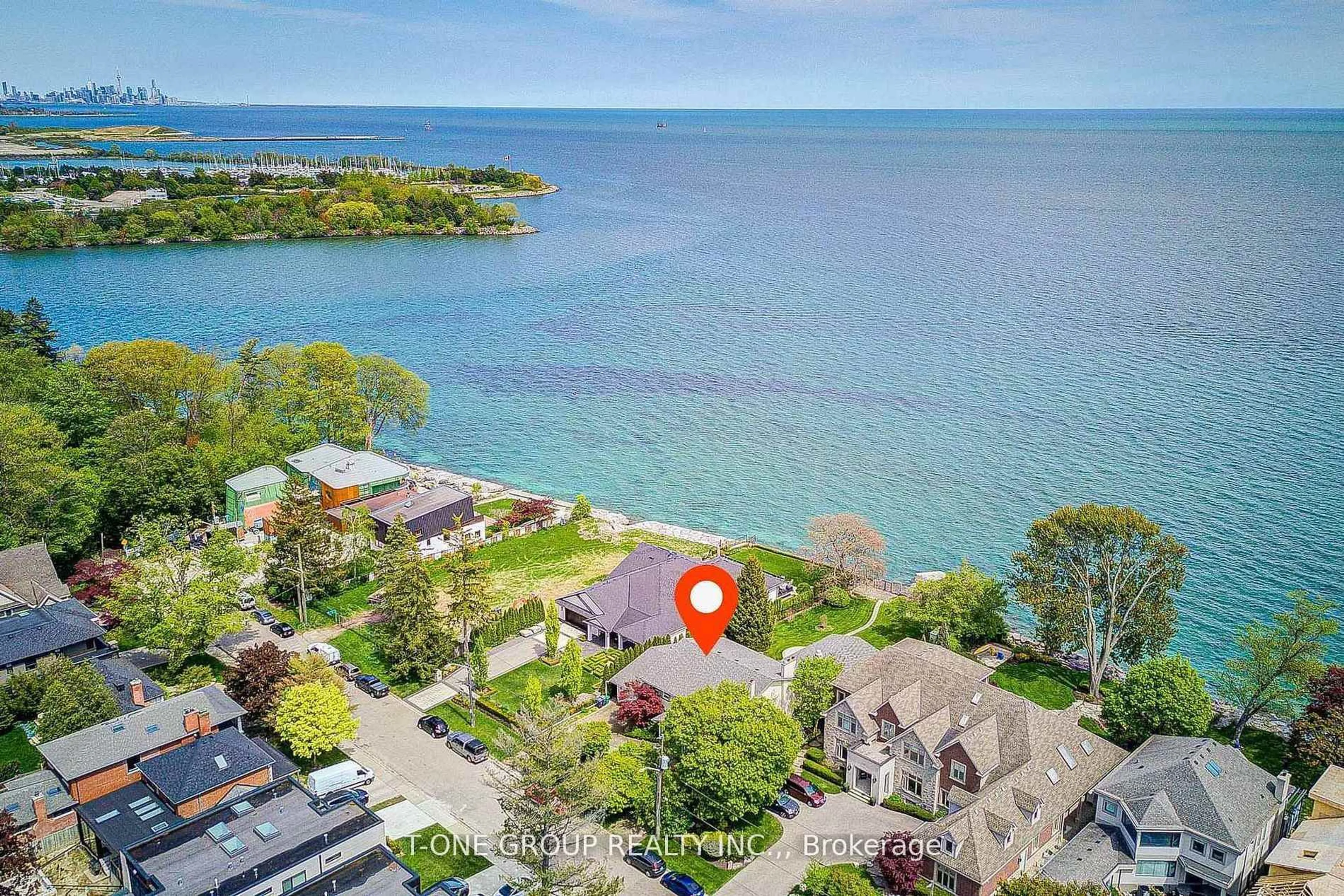 A pic from outside/outdoor area/front of a property/back of a property/a pic from drone, water/lake/river/ocean view for 120 Cumberland Dr, Mississauga Ontario L5G 3M8