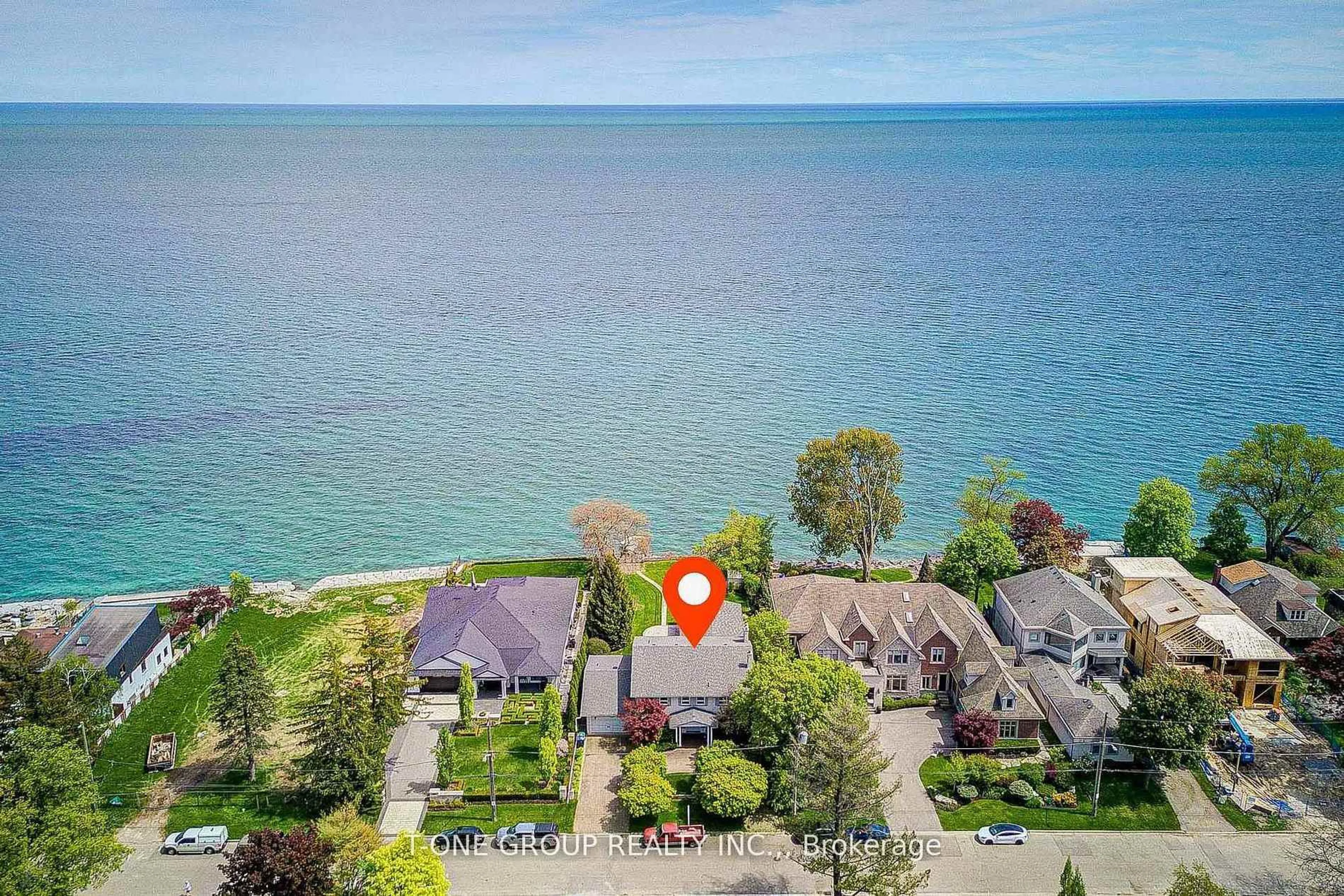 A pic from outside/outdoor area/front of a property/back of a property/a pic from drone, water/lake/river/ocean view for 120 Cumberland Dr, Mississauga Ontario L5G 3M8