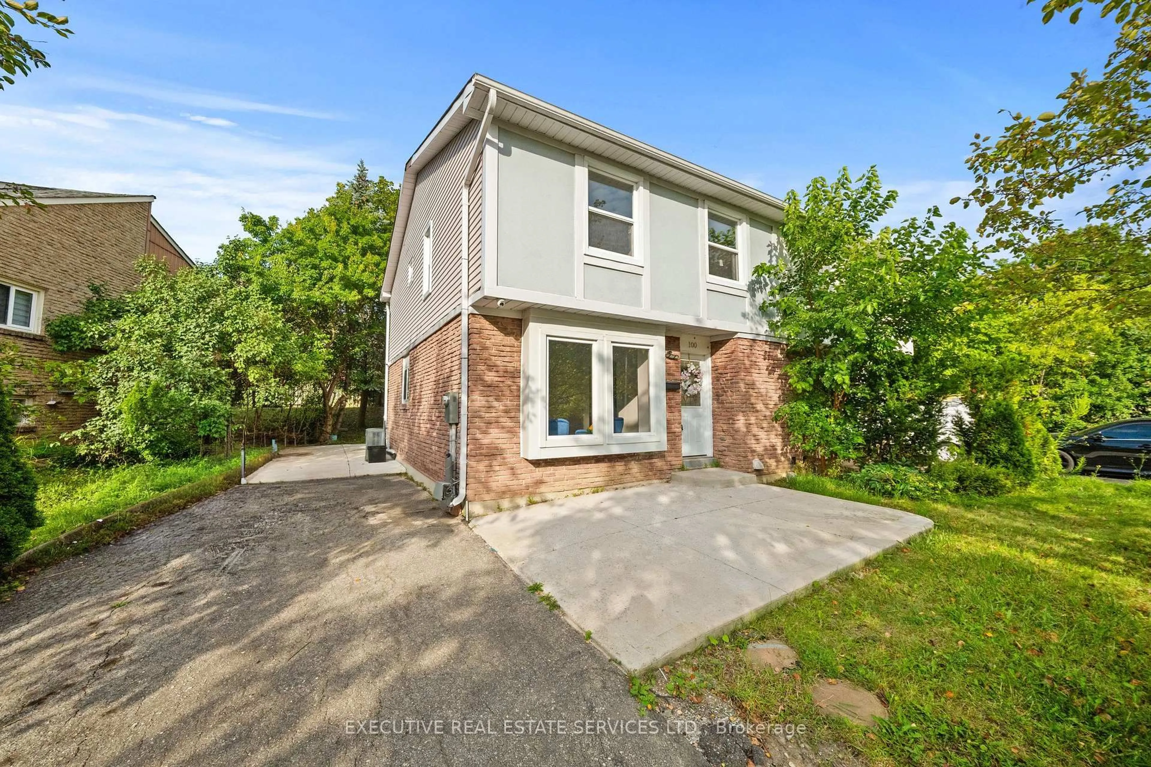 A pic from outside/outdoor area/front of a property/back of a property/a pic from drone, street for 100 Centre St, Brampton Ontario L6V 2Z3