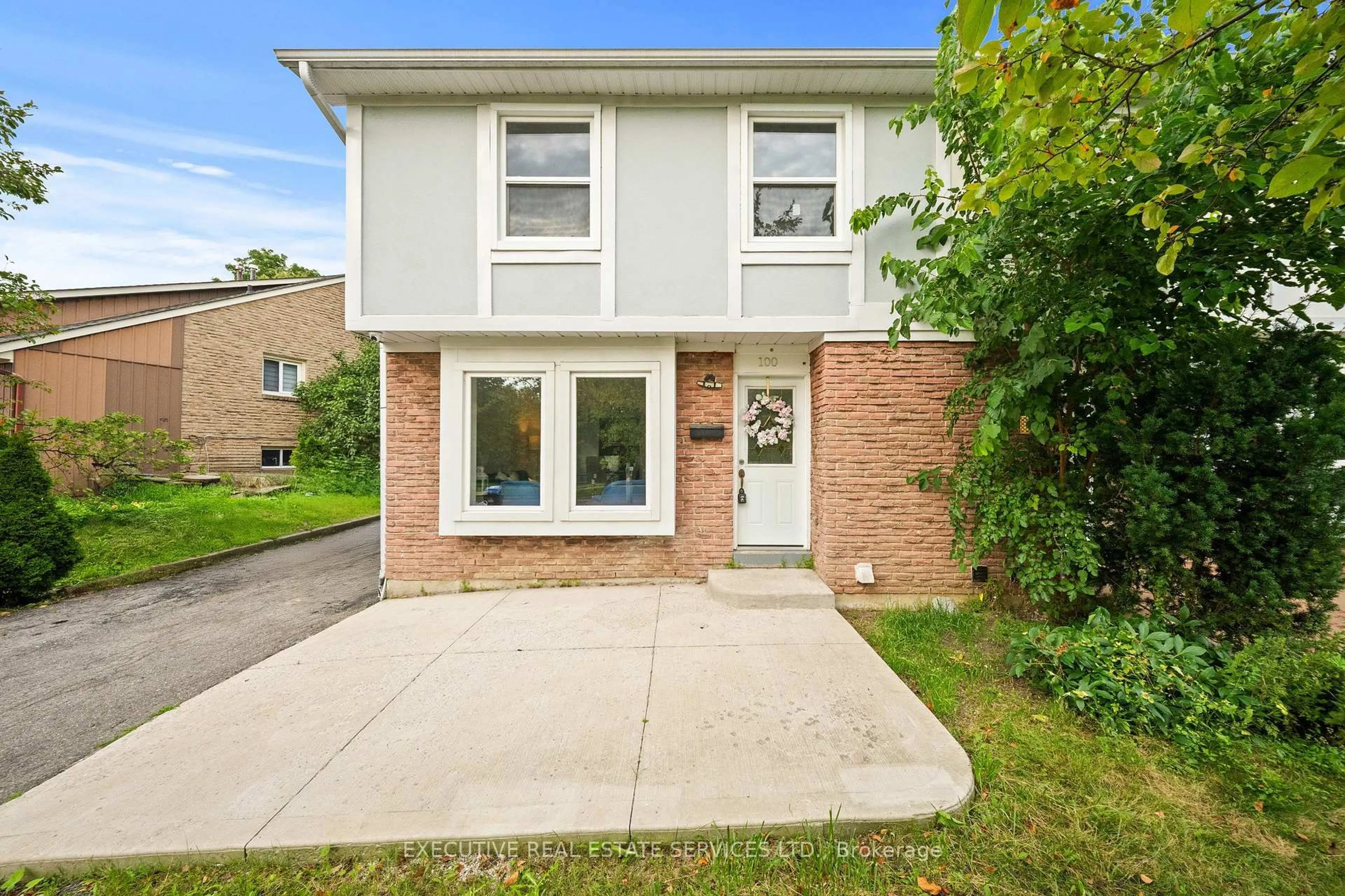 Home with brick exterior material, street for 100 Centre St, Brampton Ontario L6V 2Z3
