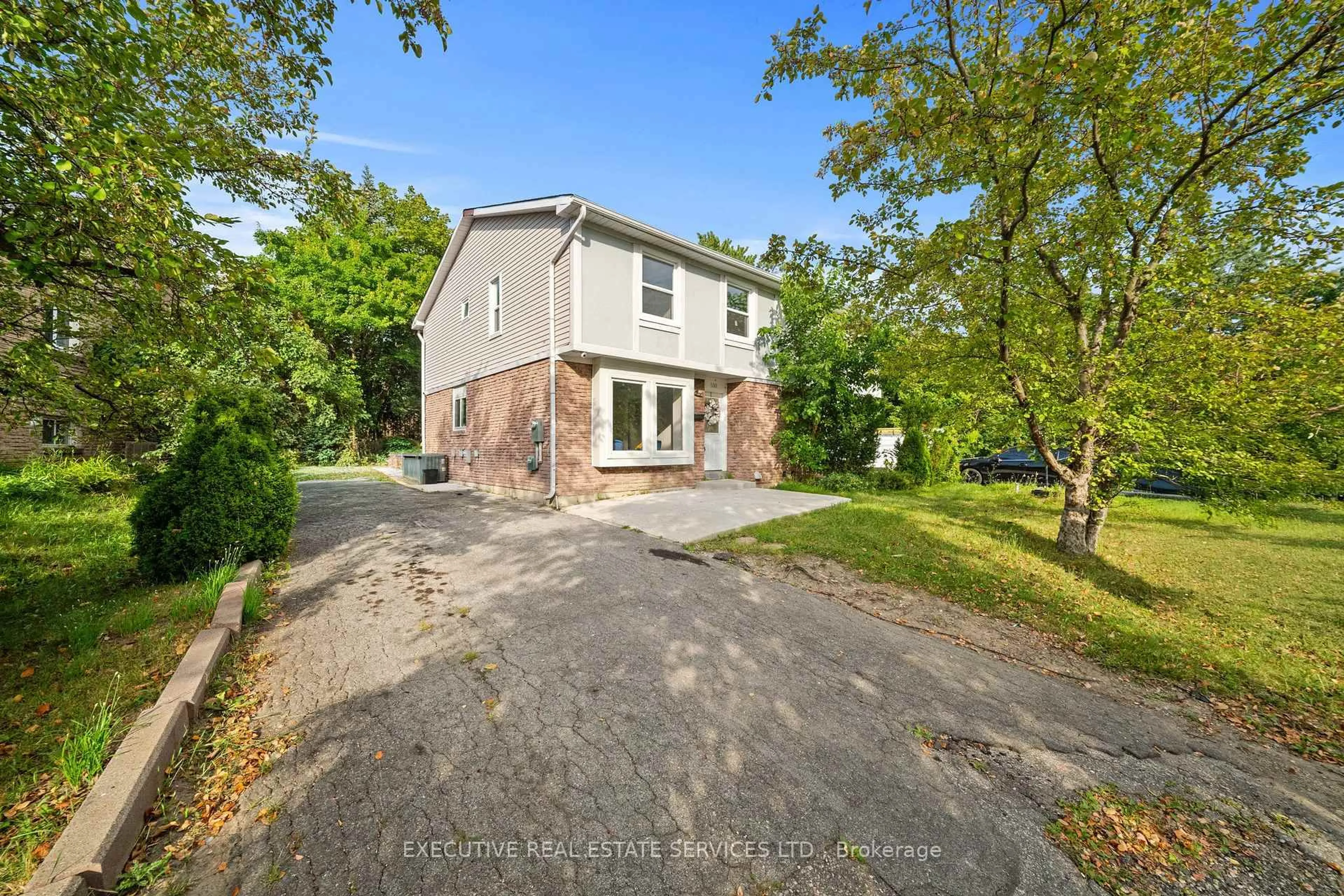 A pic from outside/outdoor area/front of a property/back of a property/a pic from drone, street for 100 Centre St, Brampton Ontario L6V 2Z3