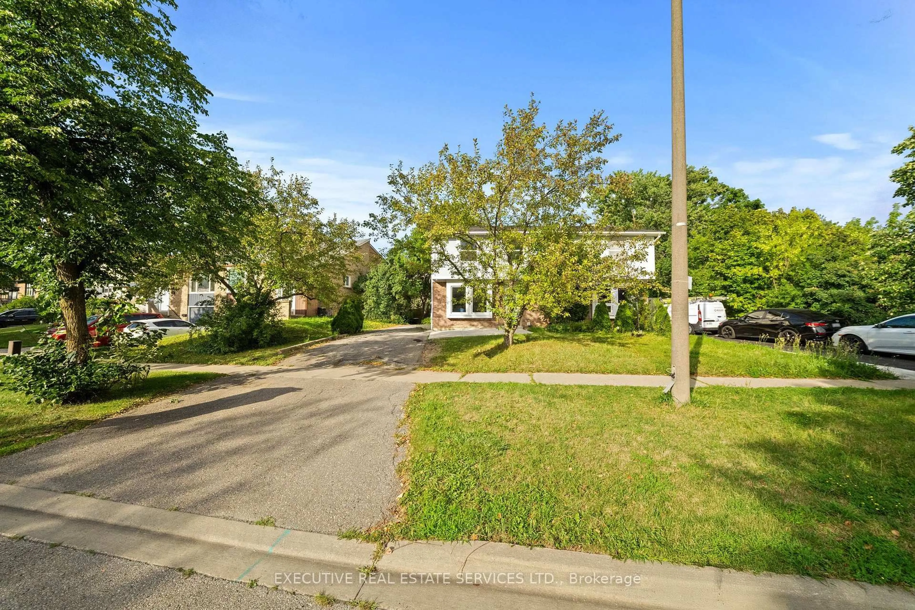 A pic from outside/outdoor area/front of a property/back of a property/a pic from drone, street for 100 Centre St, Brampton Ontario L6V 2Z3